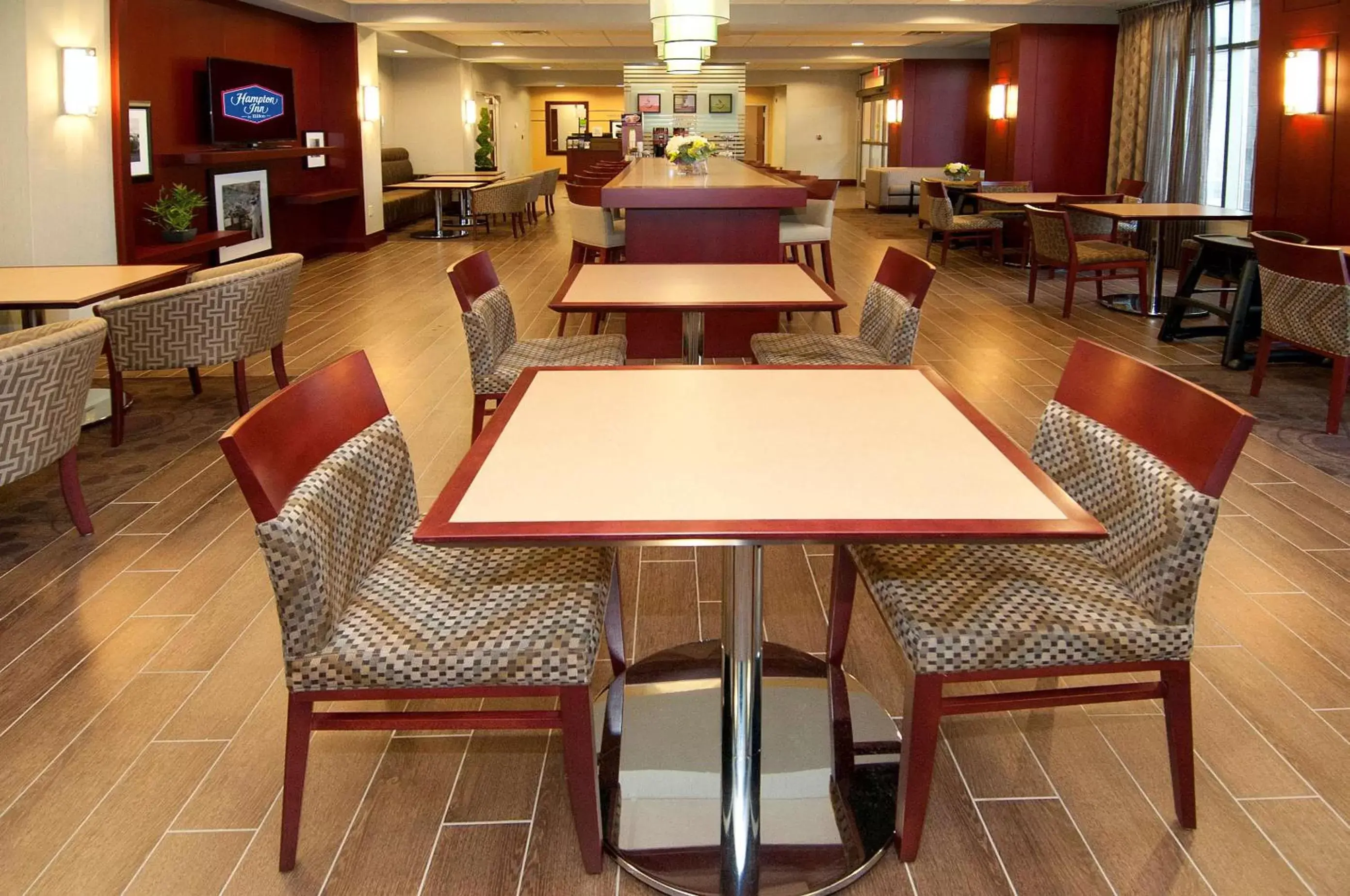 Dining area, Lounge/Bar in Hampton Inn by Hilton Brampton - Toronto