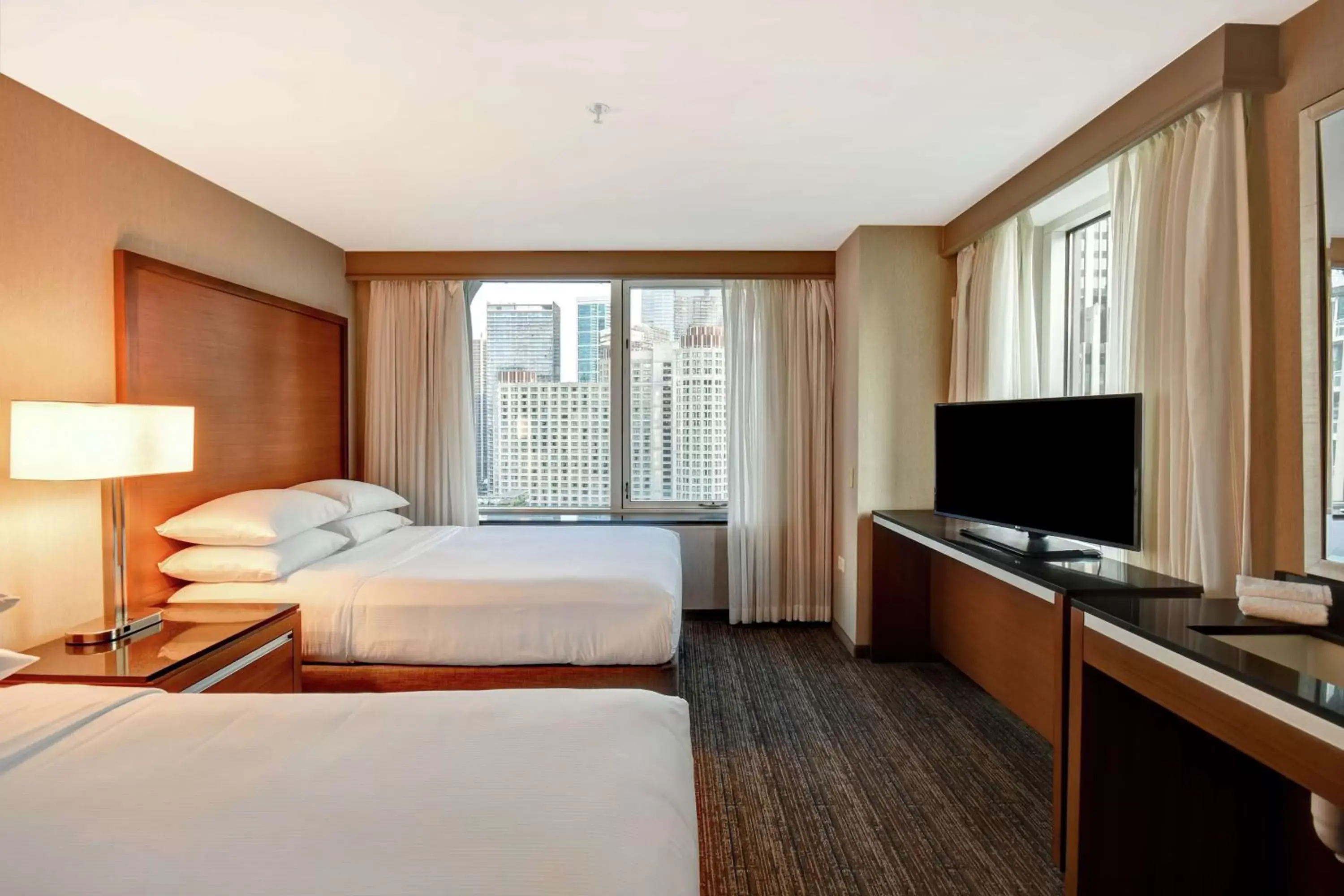 Bedroom, TV/Entertainment Center in Embassy Suites by Hilton Chicago Downtown Magnificent Mile