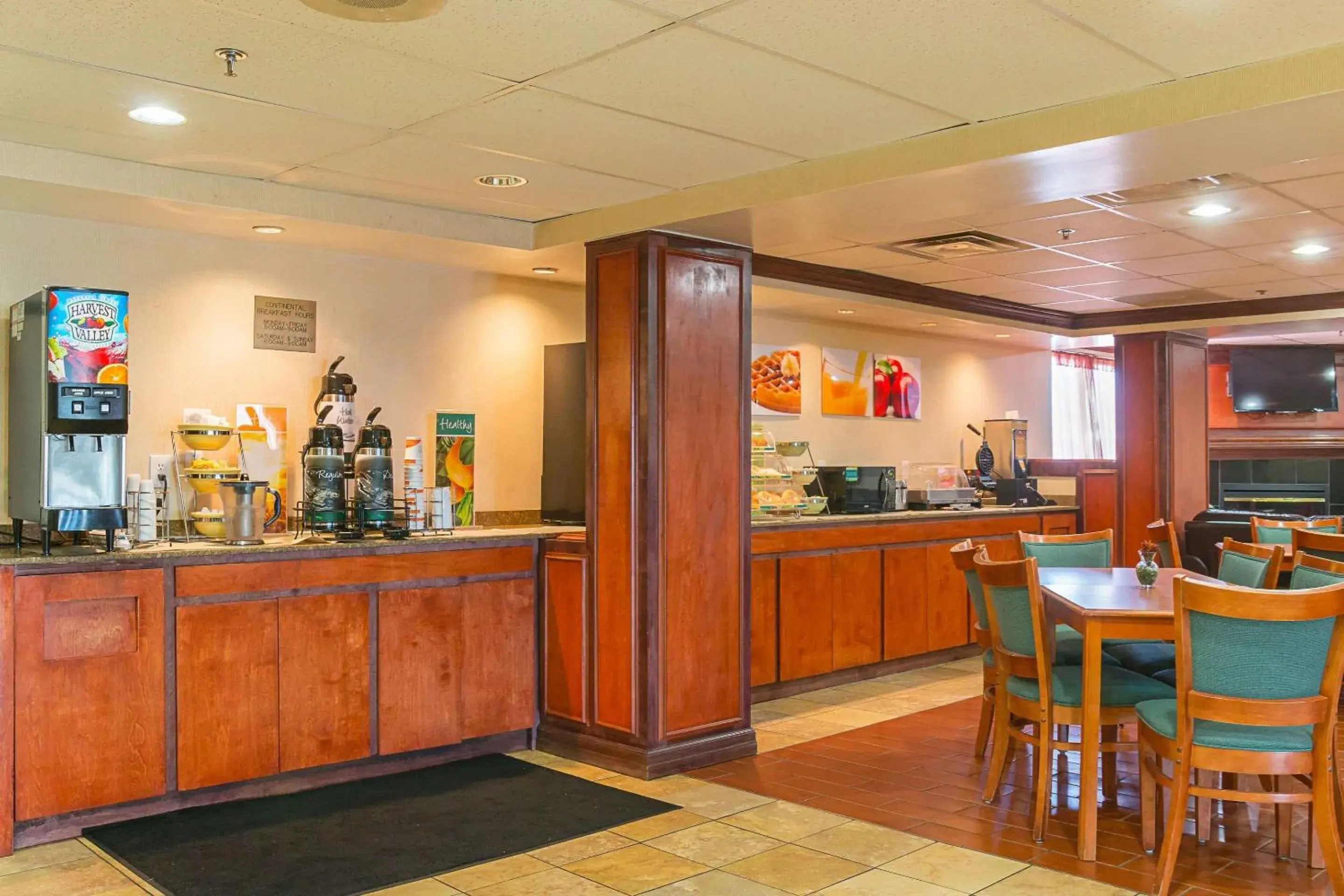 Restaurant/Places to Eat in Quality Inn & Suites Detroit Metro Airport