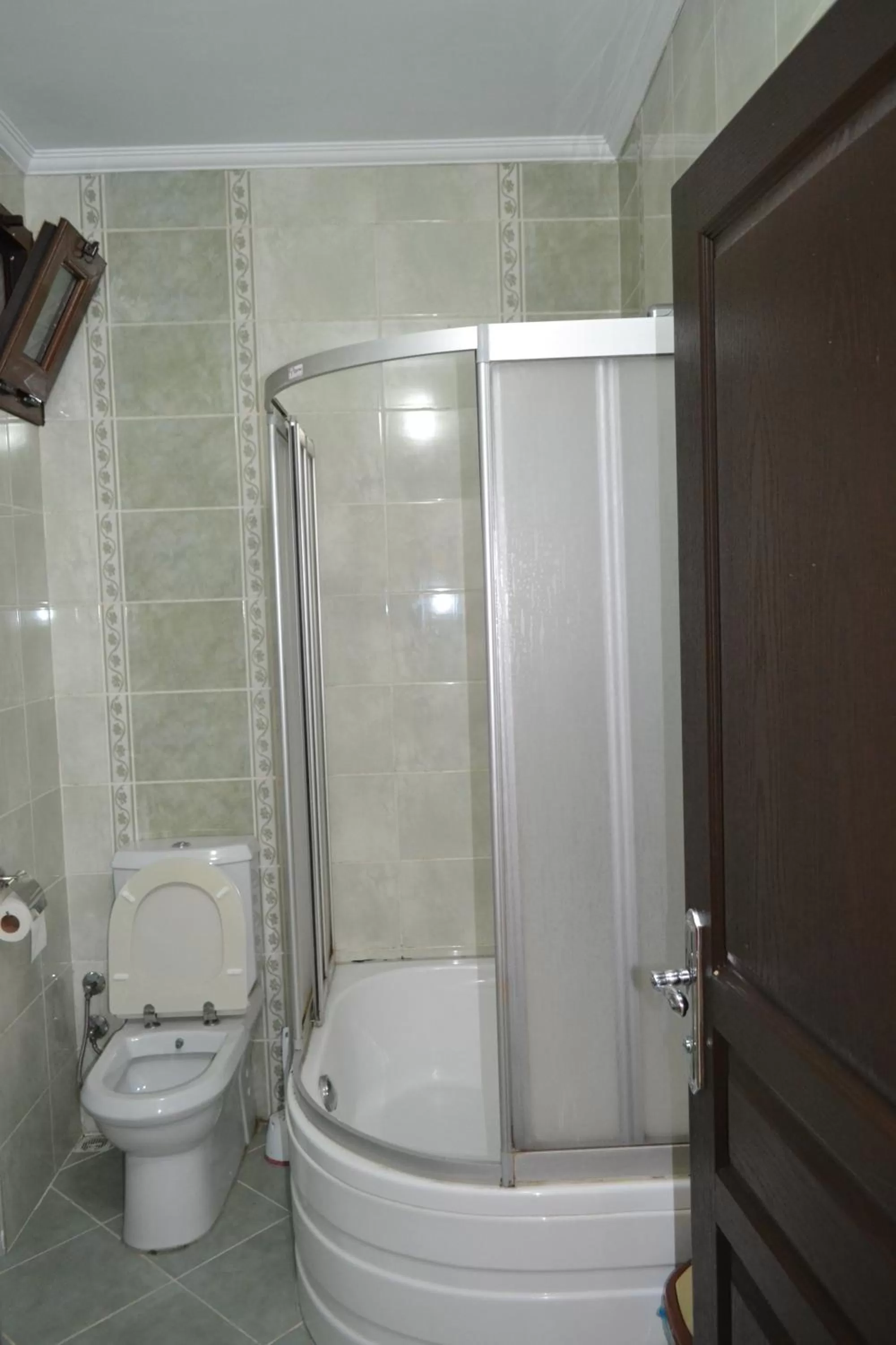 Shower, Bathroom in The Twins Apartmens