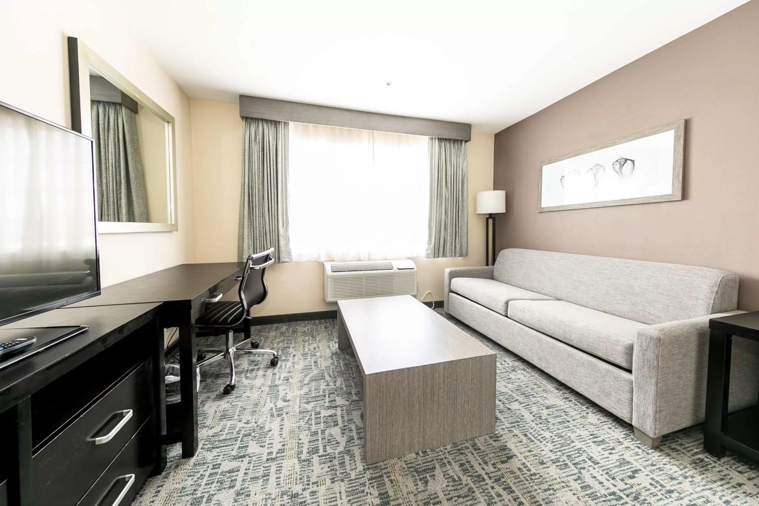 Bedroom in Best Western Inn & Suites San Diego Zoo -SeaWorld Area