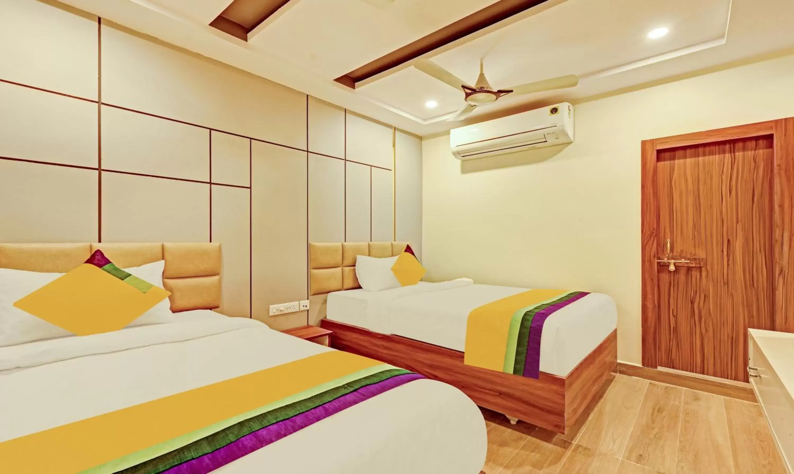 Bedroom, Bed in Itsy Hotels Sri Sai Grand Inn Bedroom, Bed in Itsy Hotels Sri Sai Grand Inn