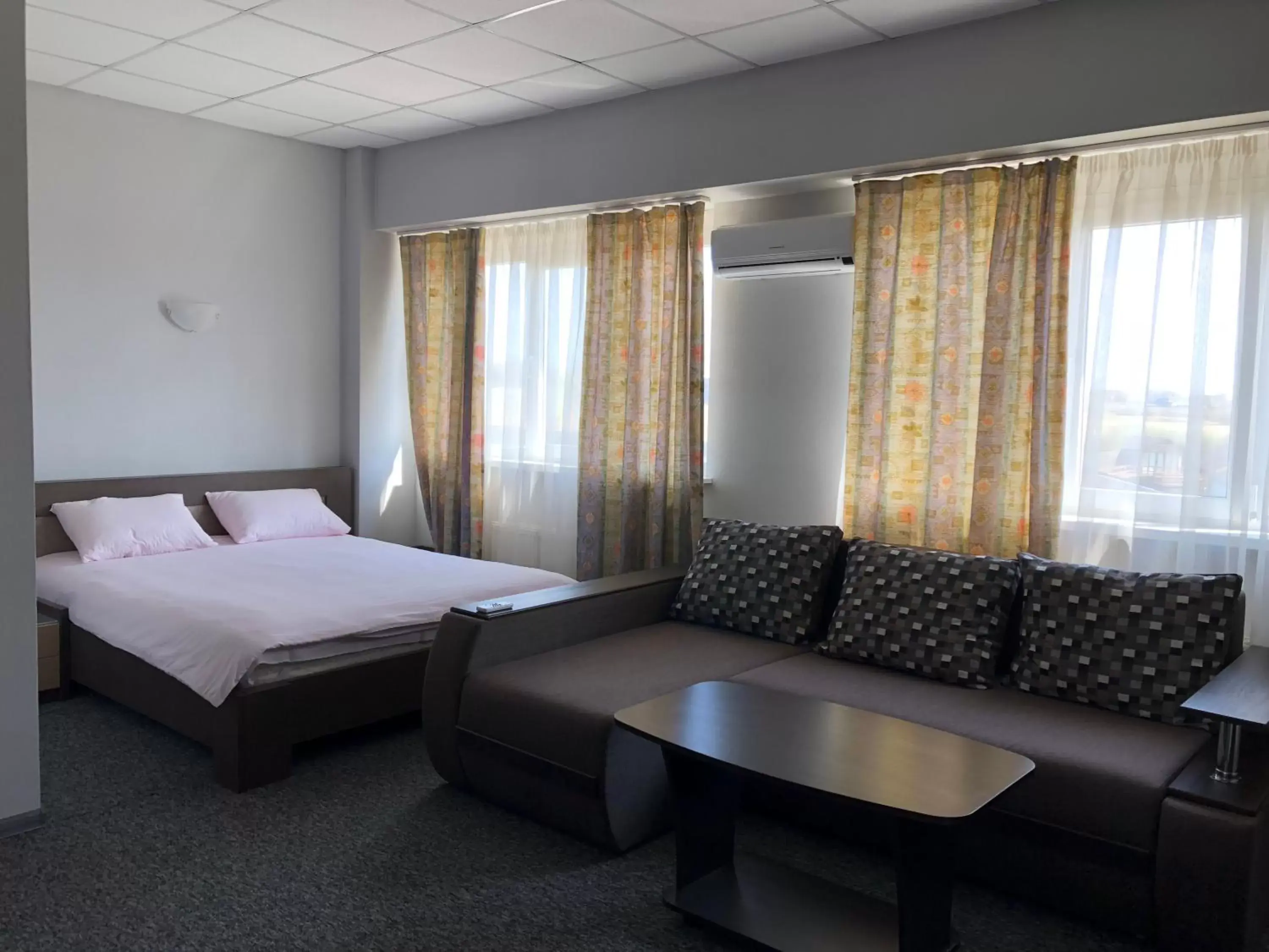 Triple Room with Shower in Mini Hotel on Brovarskaya Triple Room with Shower in Mini Hotel on Brovarskaya