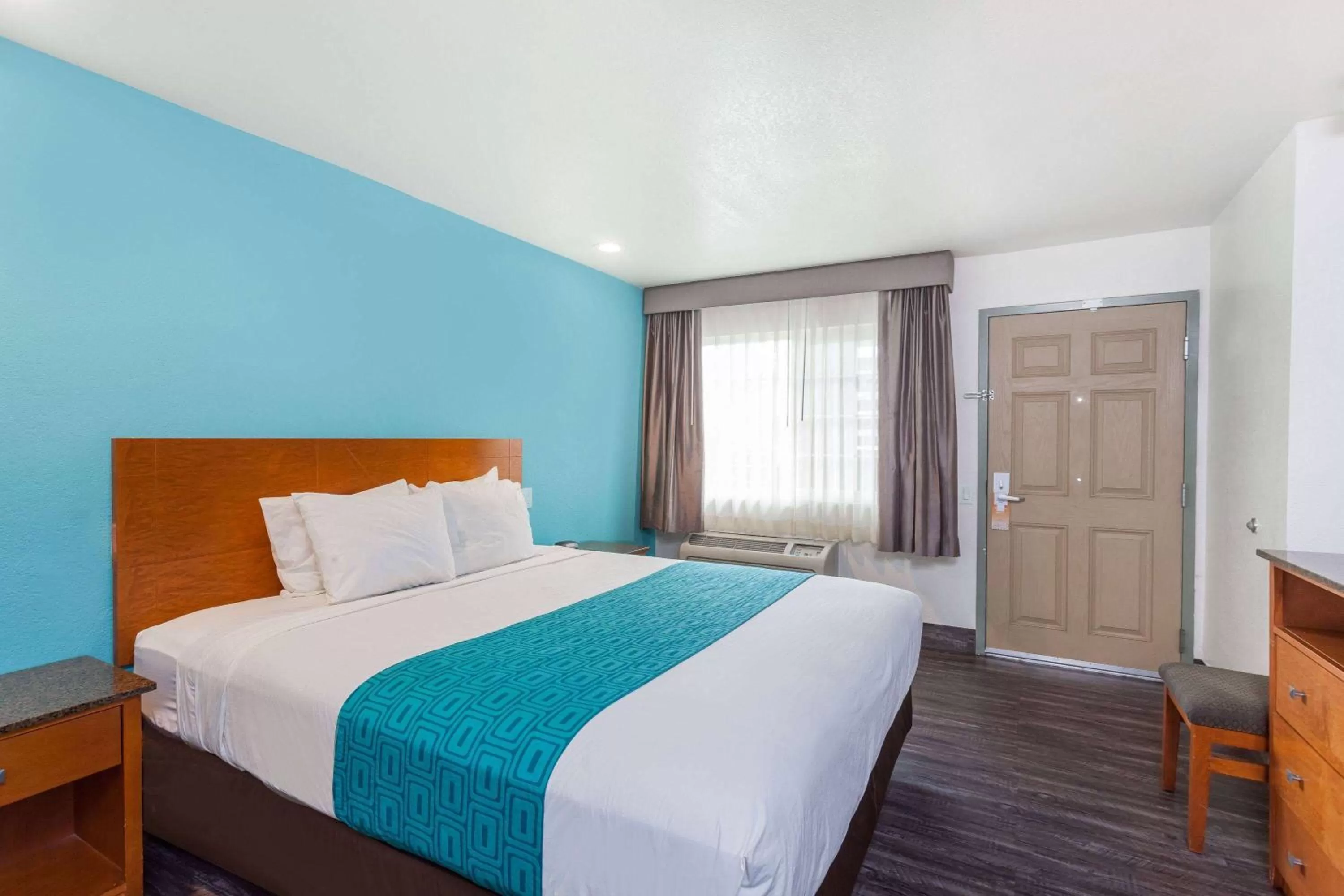 Photo of the whole room, Bed in Howard Johnson by Wyndham National City/San Diego South