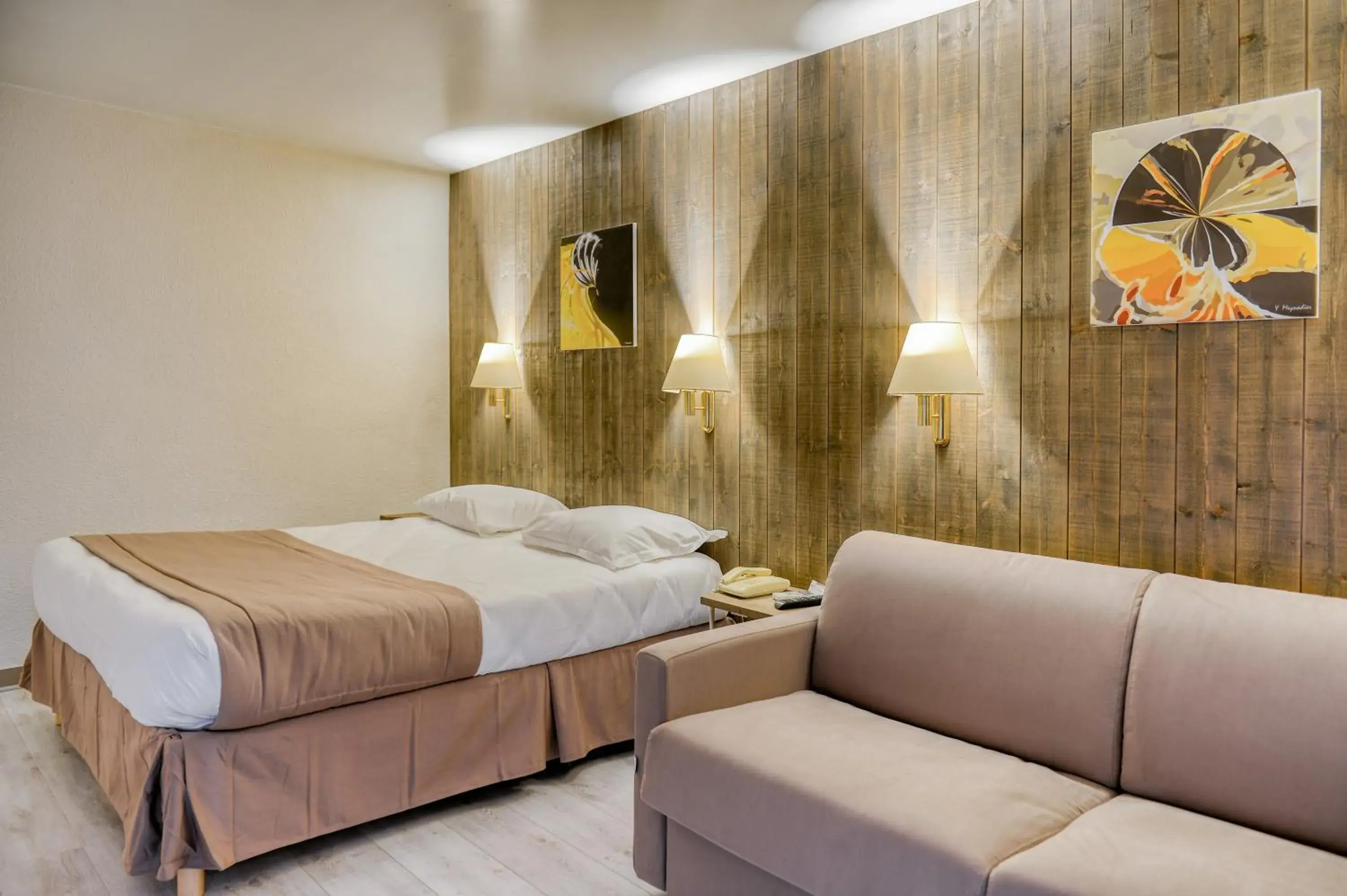 Bedroom, Bed in Brit Hotel du Commerce Bergerac