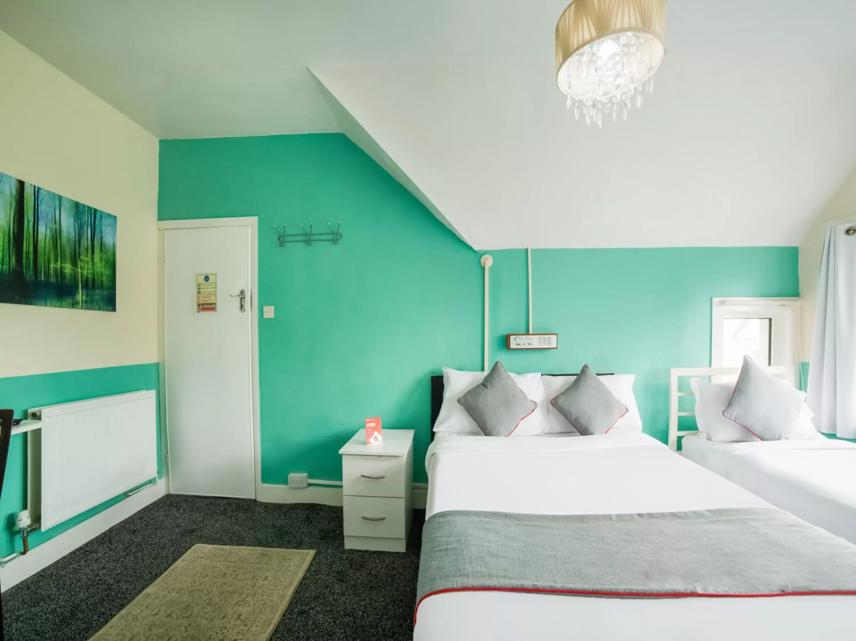 Bedroom, Bed in OYO Devine Beach Hotel, Westcliff Southend-On-Sea