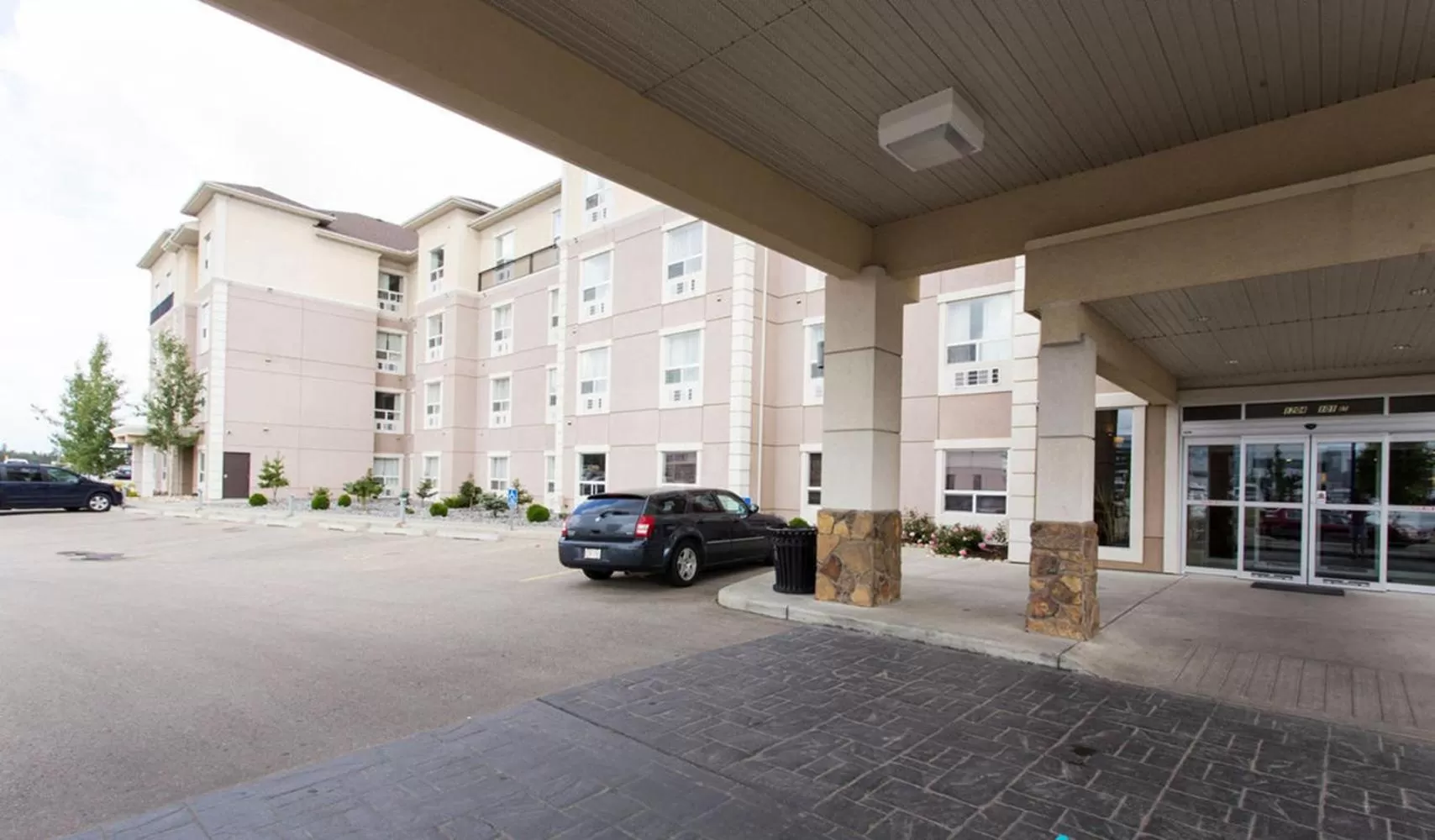 Property building in Best Western Plus South Edmonton Inn & Suites