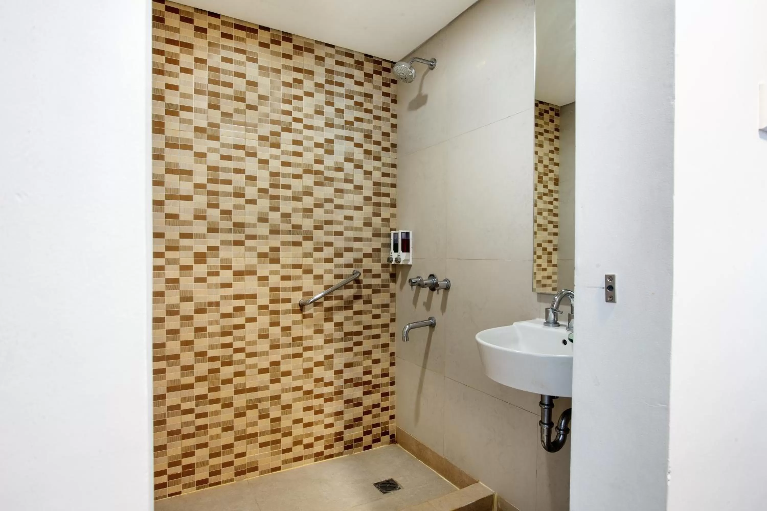 Shower in Carani Hotel Yogyakarta