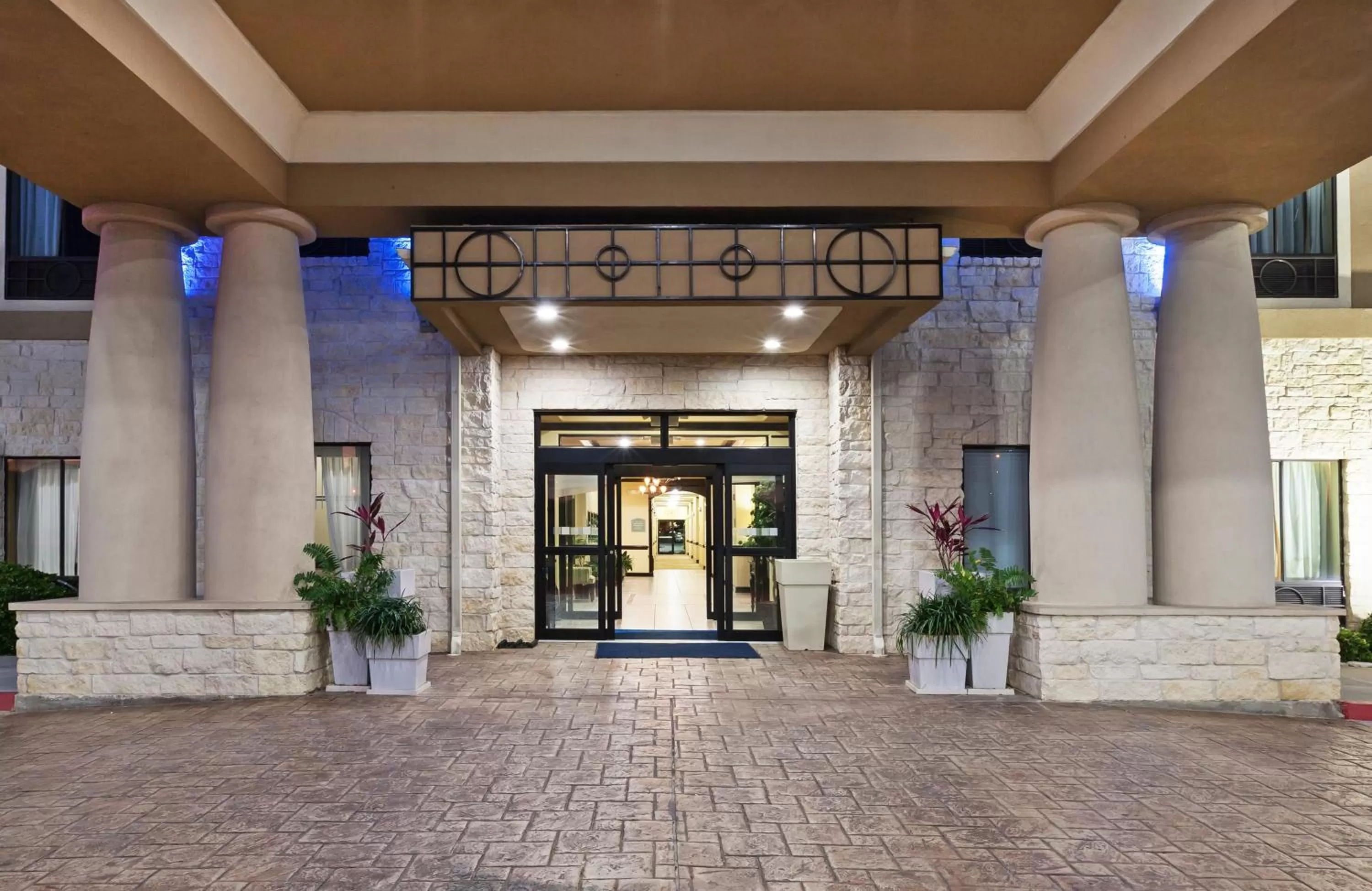 Property building in Holiday Inn Express & Suites Victoria, an IHG Hotel