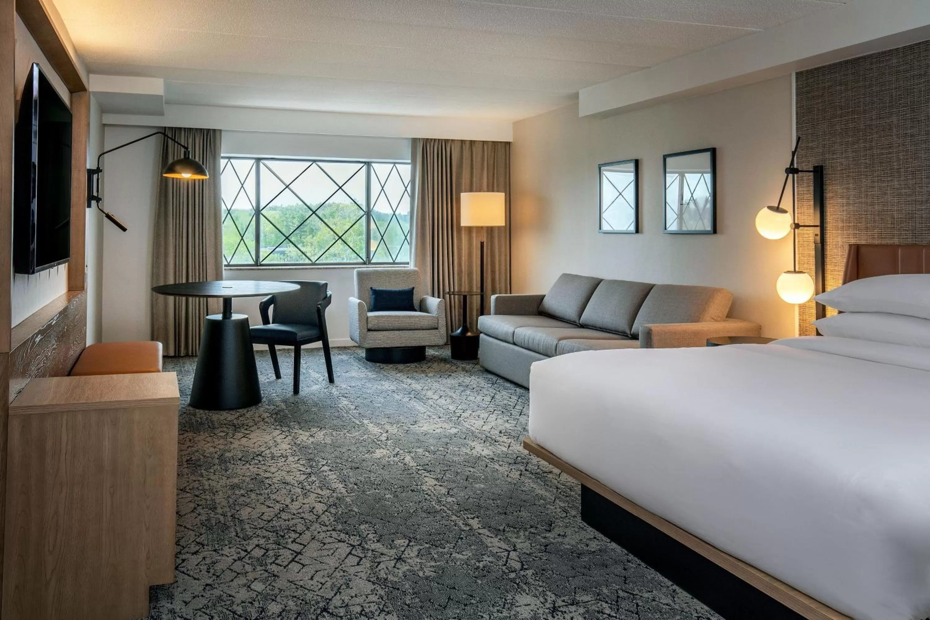 Photo of the whole room, Bed in Sheraton Nashua