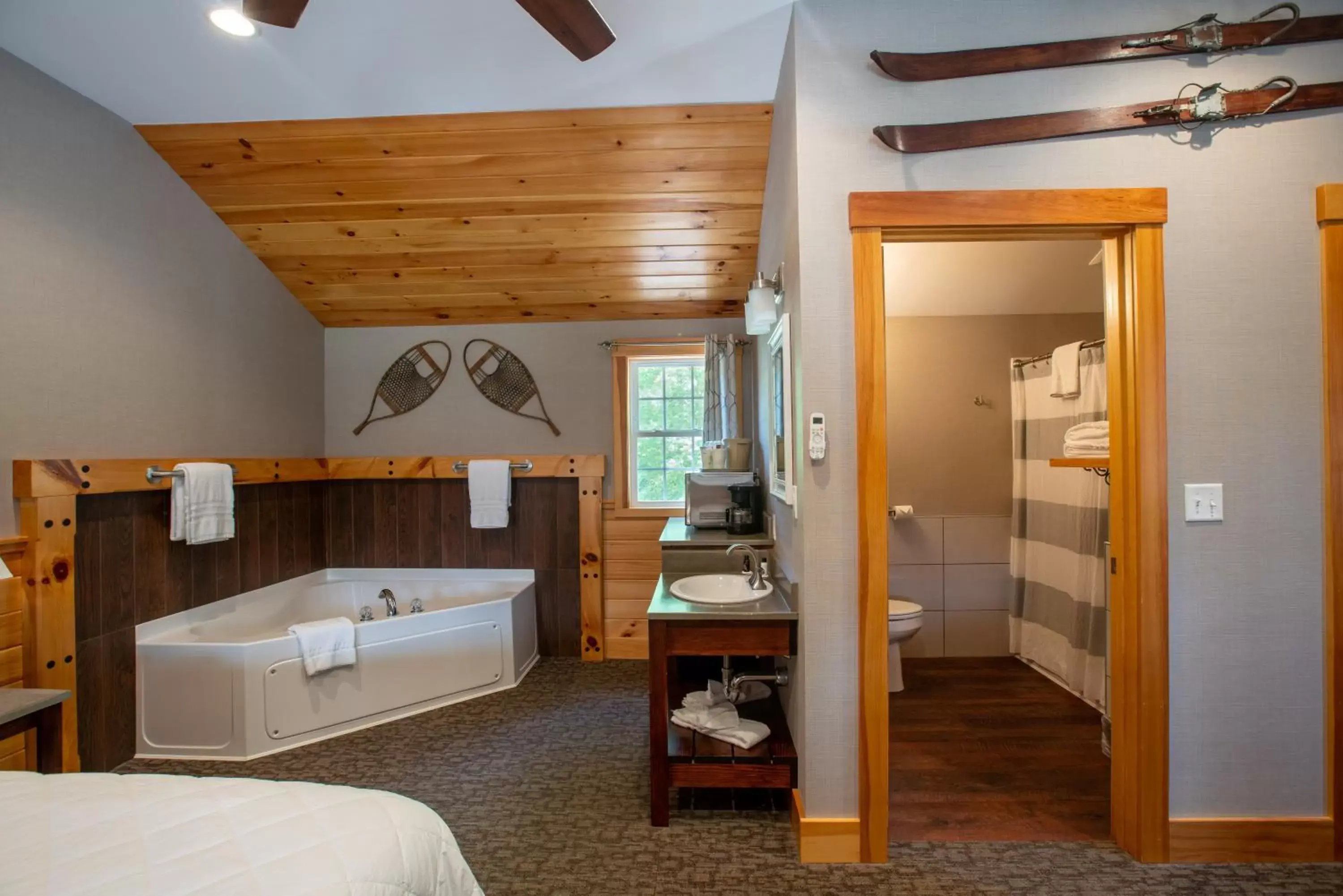 Bed in New England Inn & Lodge