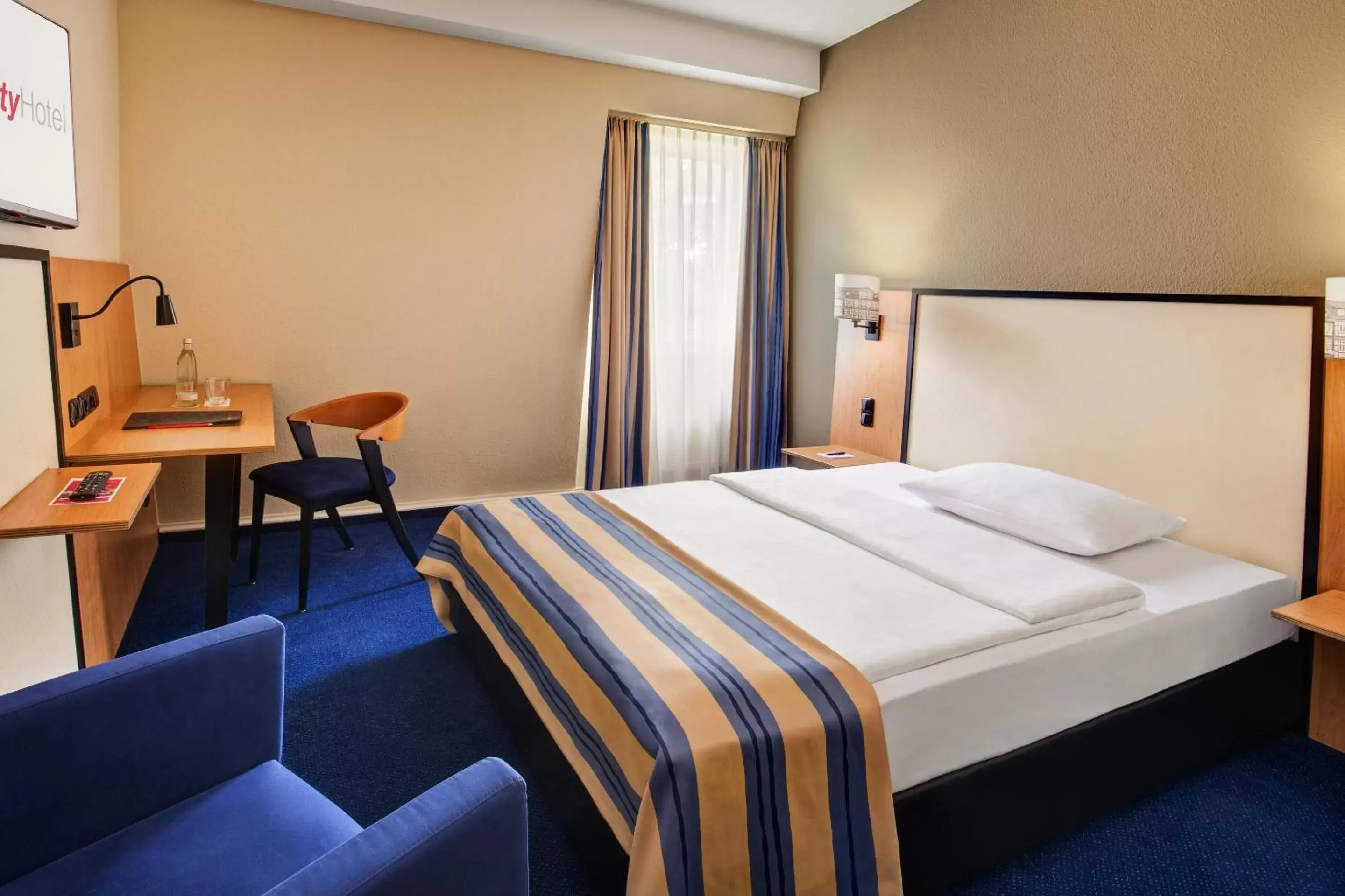 Photo of the whole room, Bed in IntercityHotel Celle