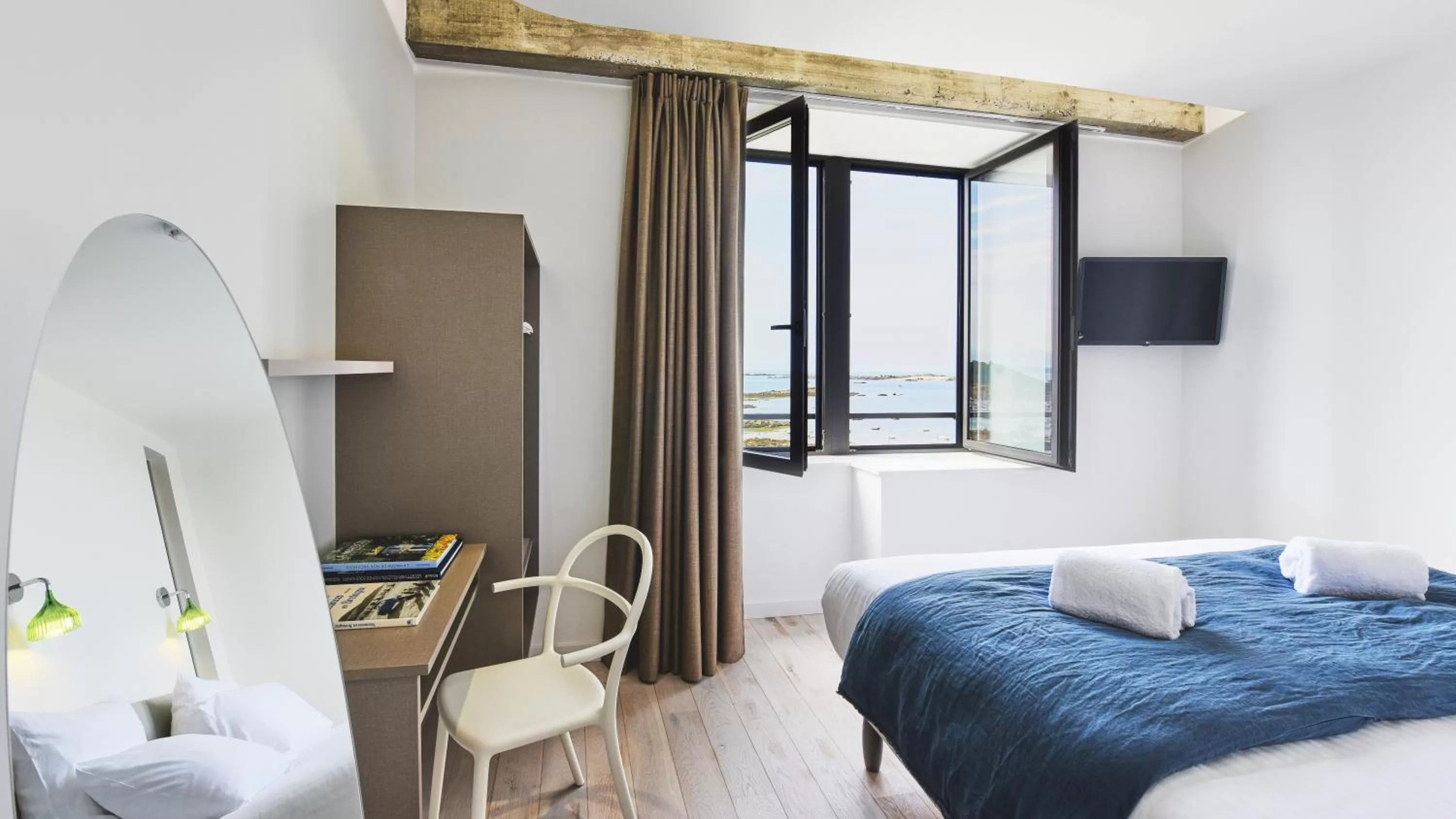 Sea view, Bed in Pavillon de la plage