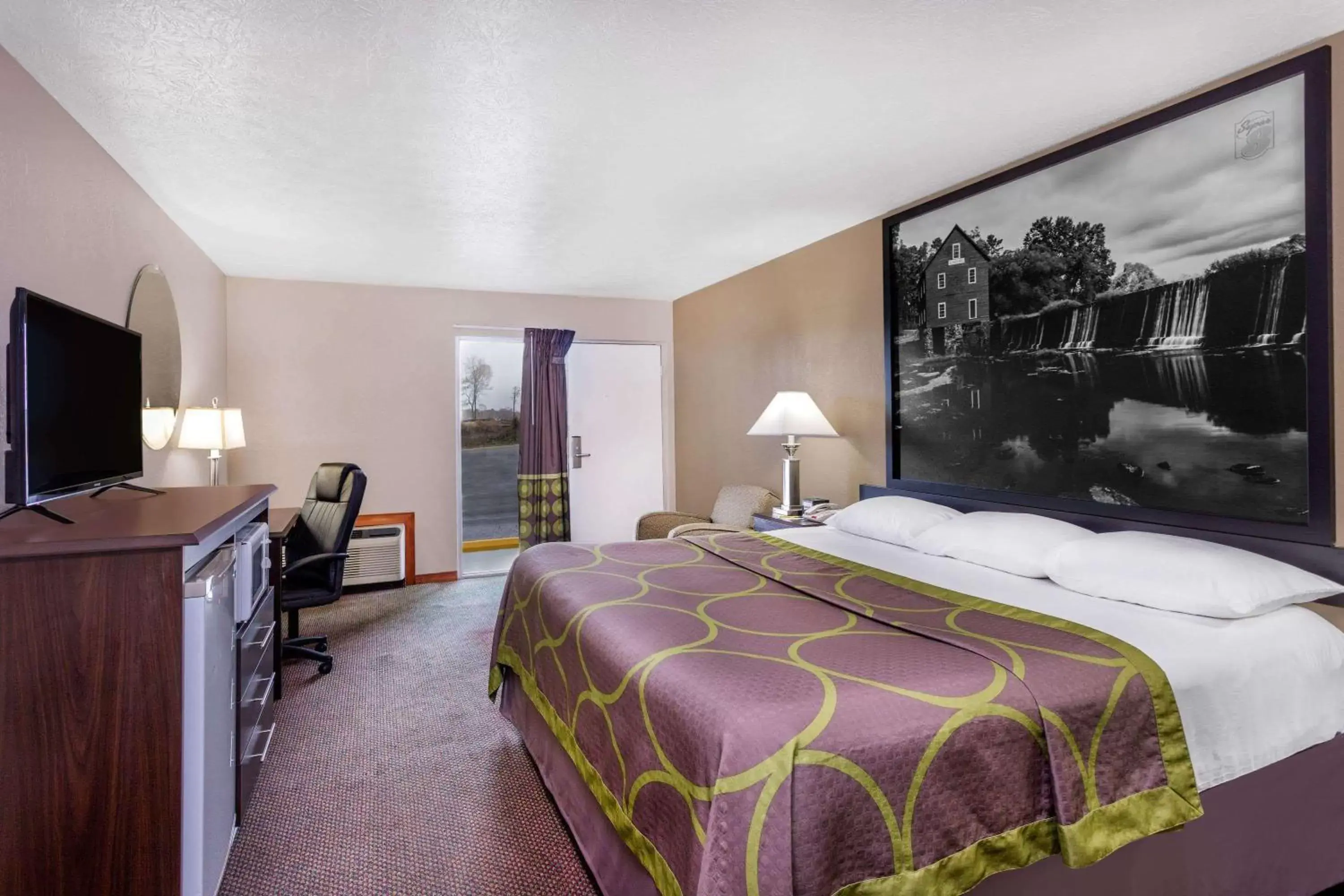 Photo of the whole room, Bed in Super 8 by Wyndham Locust Grove