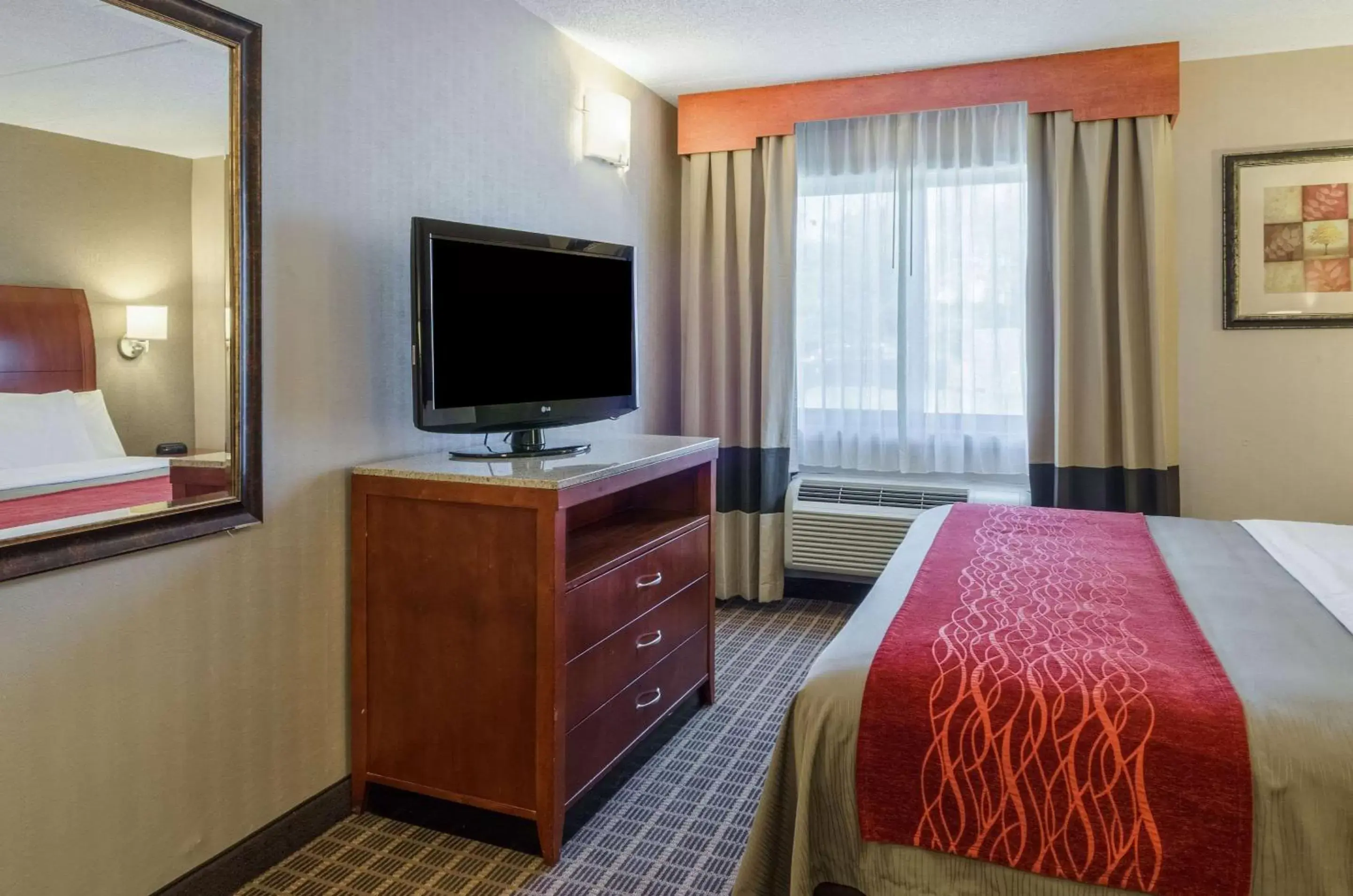 Photo of the whole room, TV/Entertainment Center in Comfort Inn & Suites West Springfield