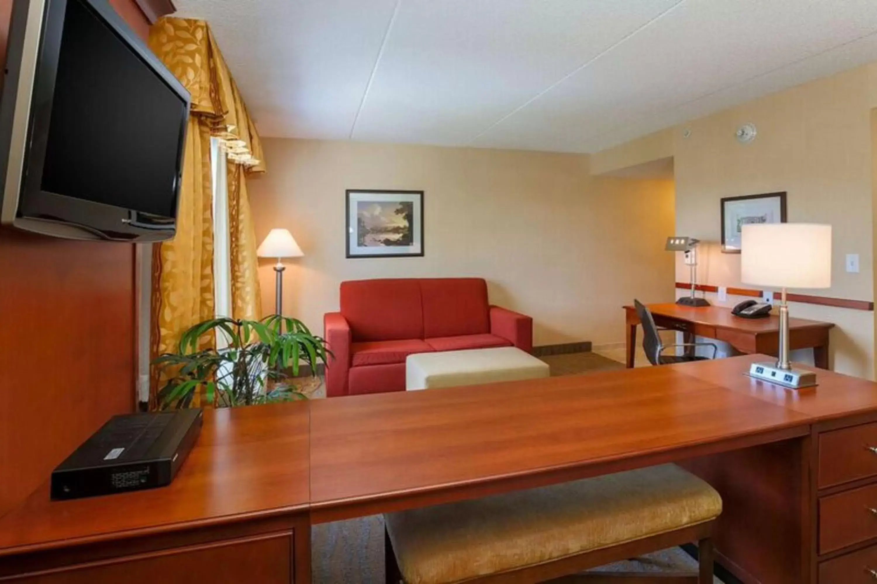 Living room, TV/Entertainment Center in Hampton Inn & Suites Poughkeepsie