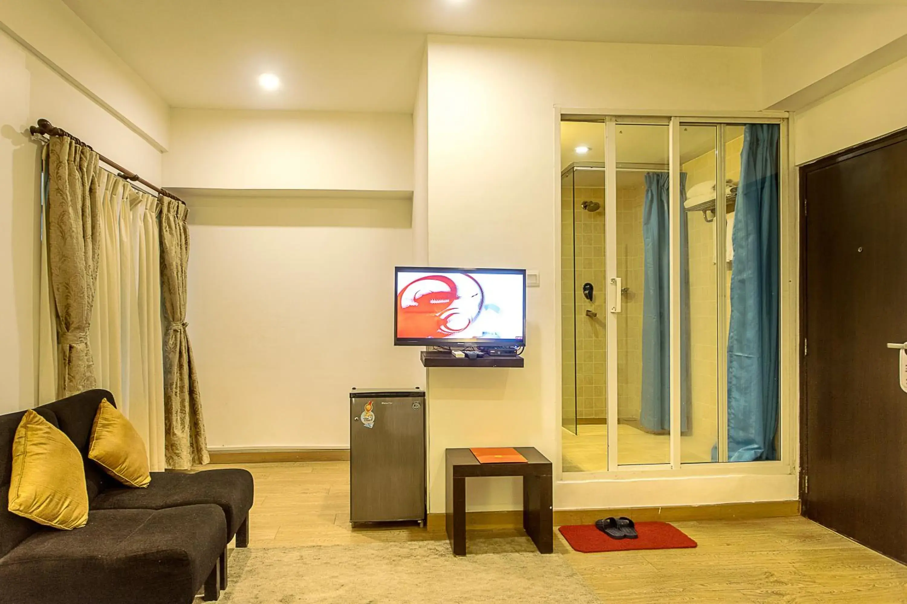 Living room, TV/Entertainment Center in Gaju Suite Hotel