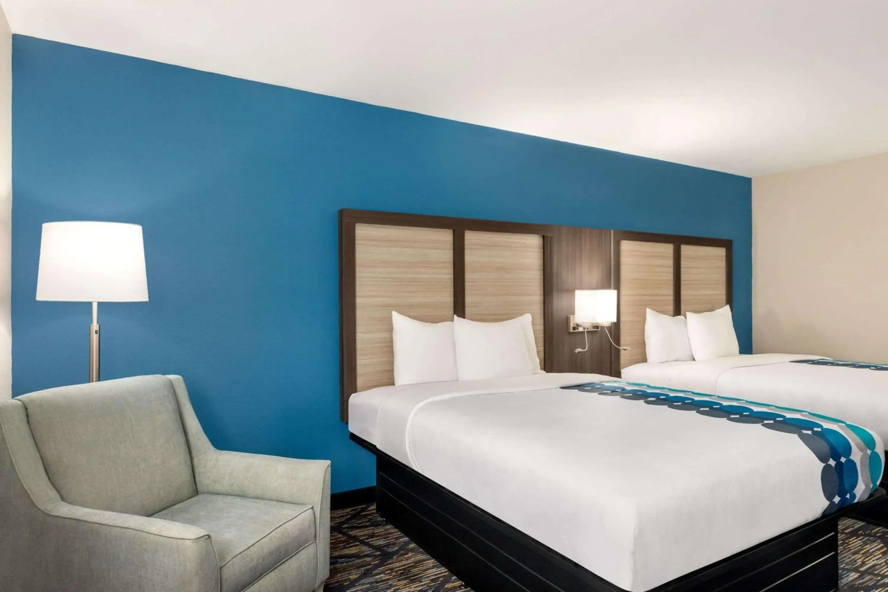 Photo of the whole room, Bed in Baymont by Wyndham Blackwell I-35