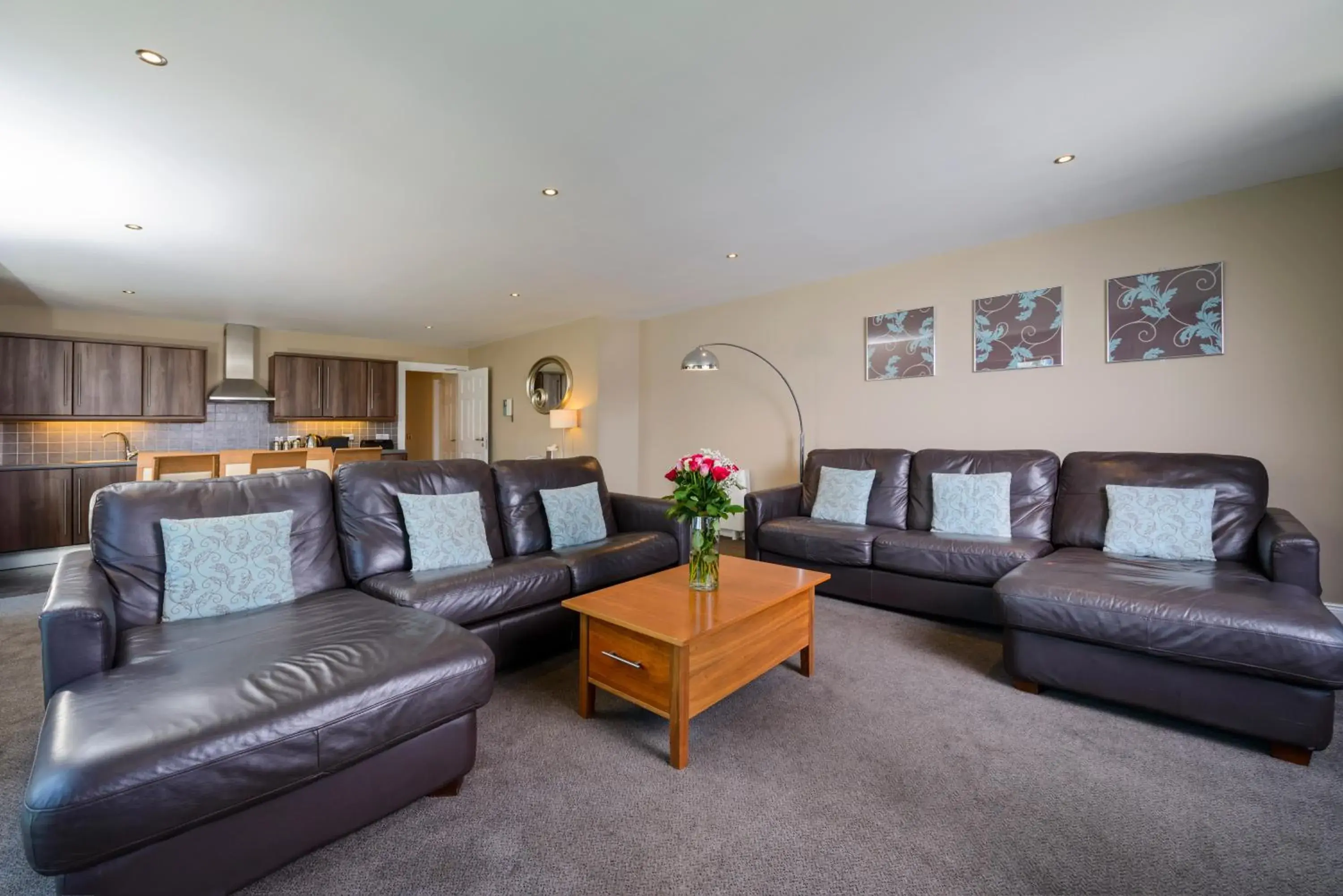 Kitchen or kitchenette, Seating Area in Scott's Hotel