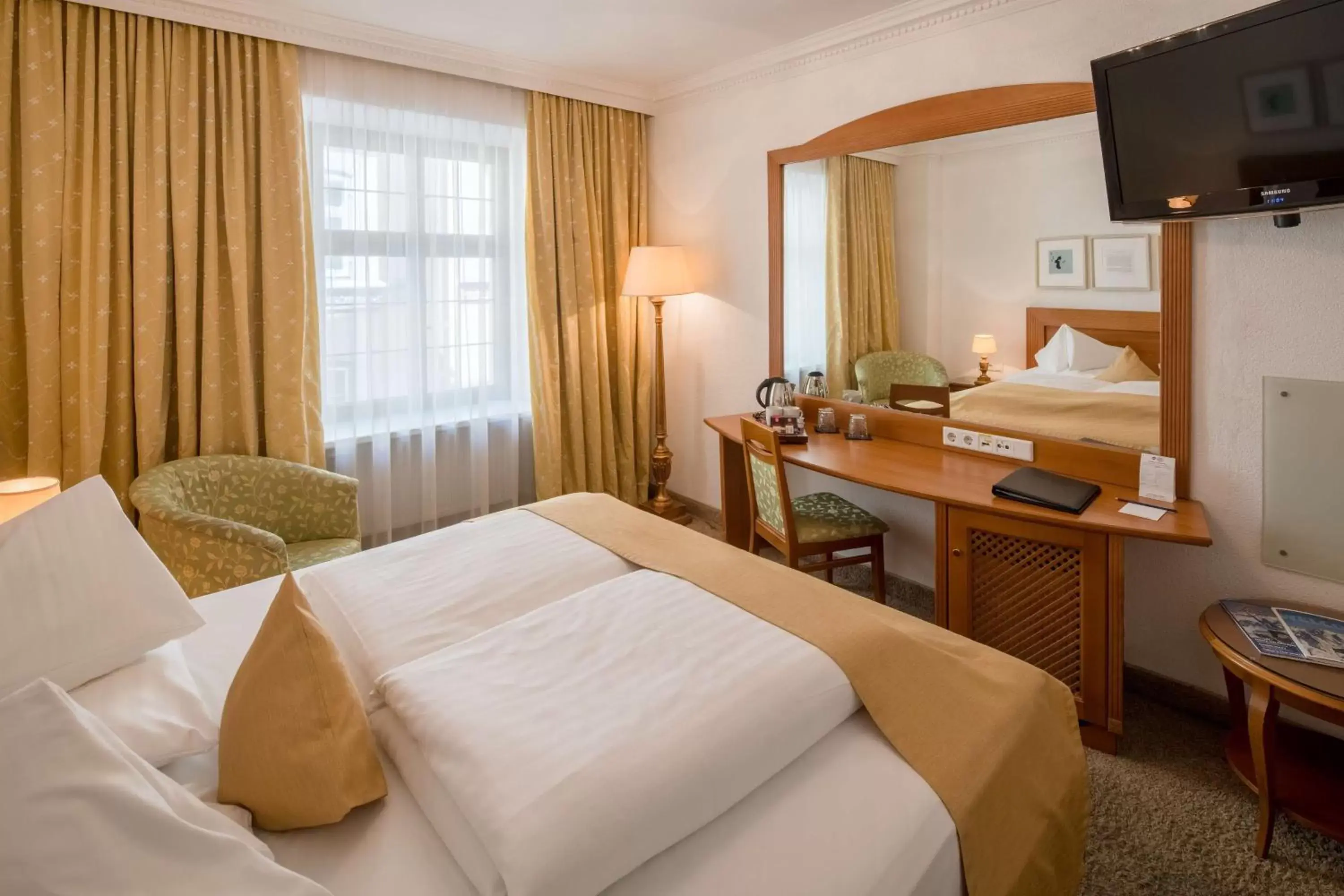 Photo of the whole room, Bed in BEST WESTERN Plus Hotel Goldener Adler Innsbruck