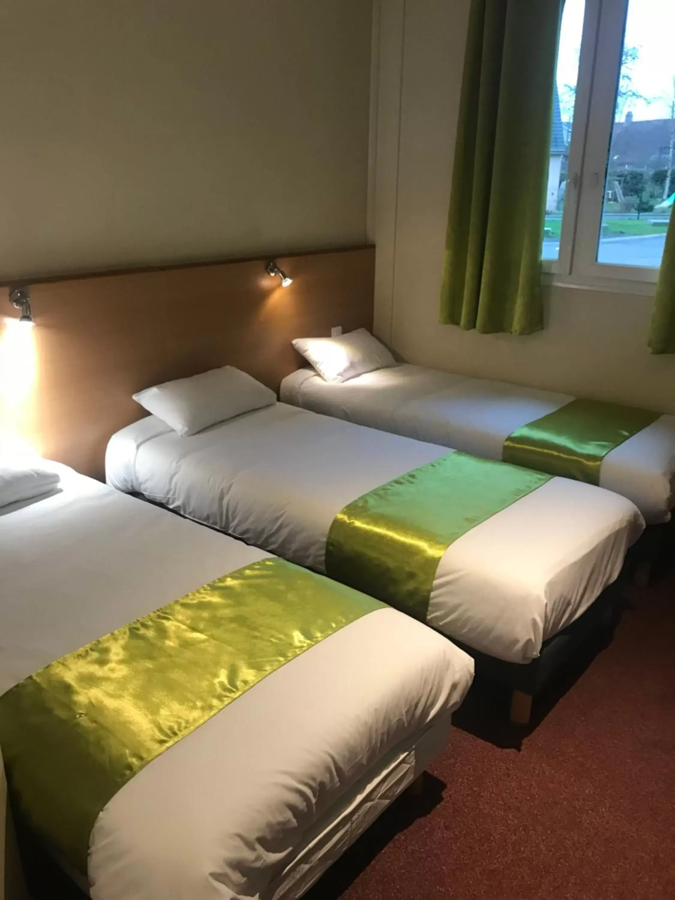 Bed in Hotel Le Saint Aubin