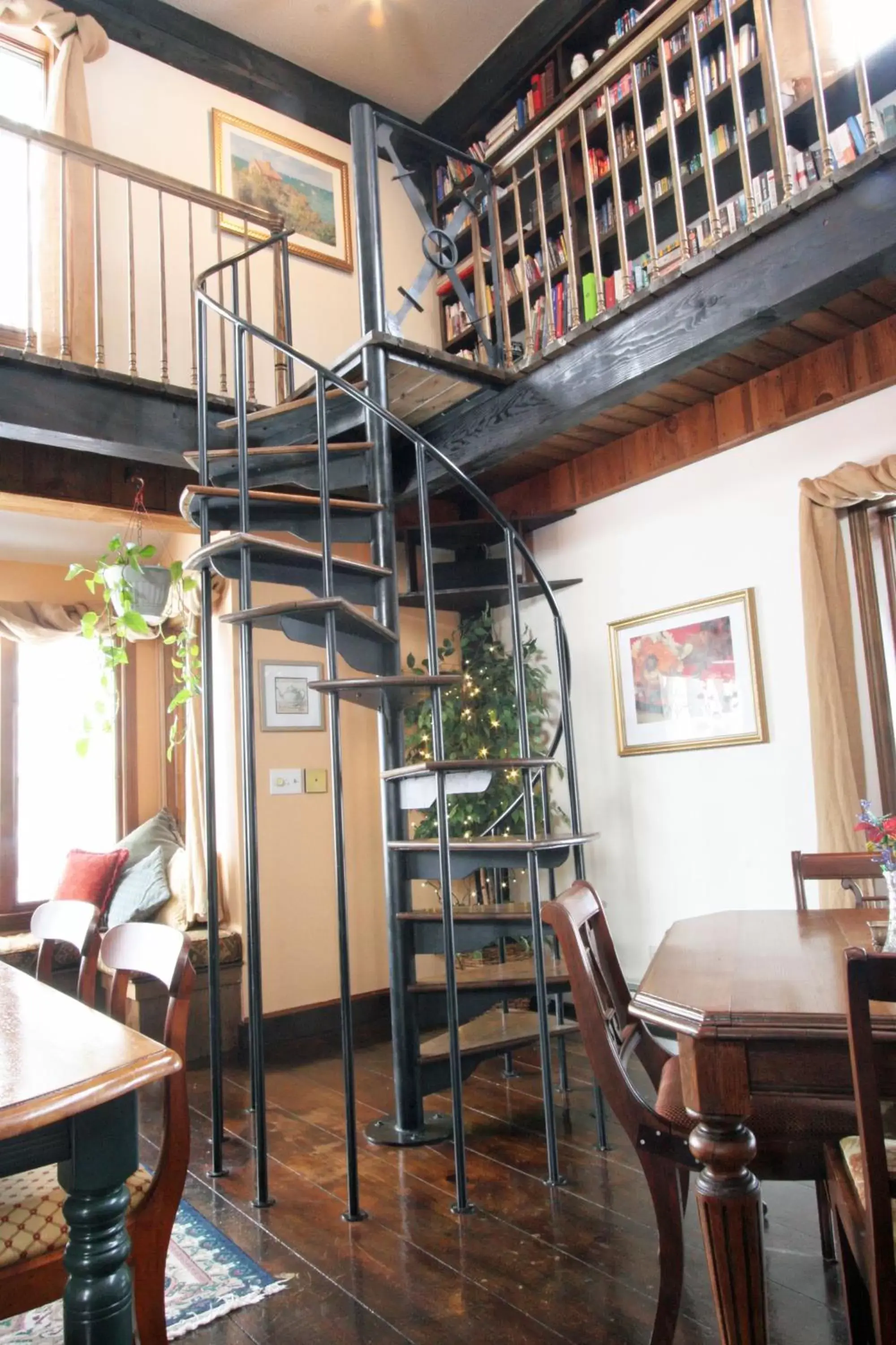 Lounge or bar, Dining Area in Old Saco Inn