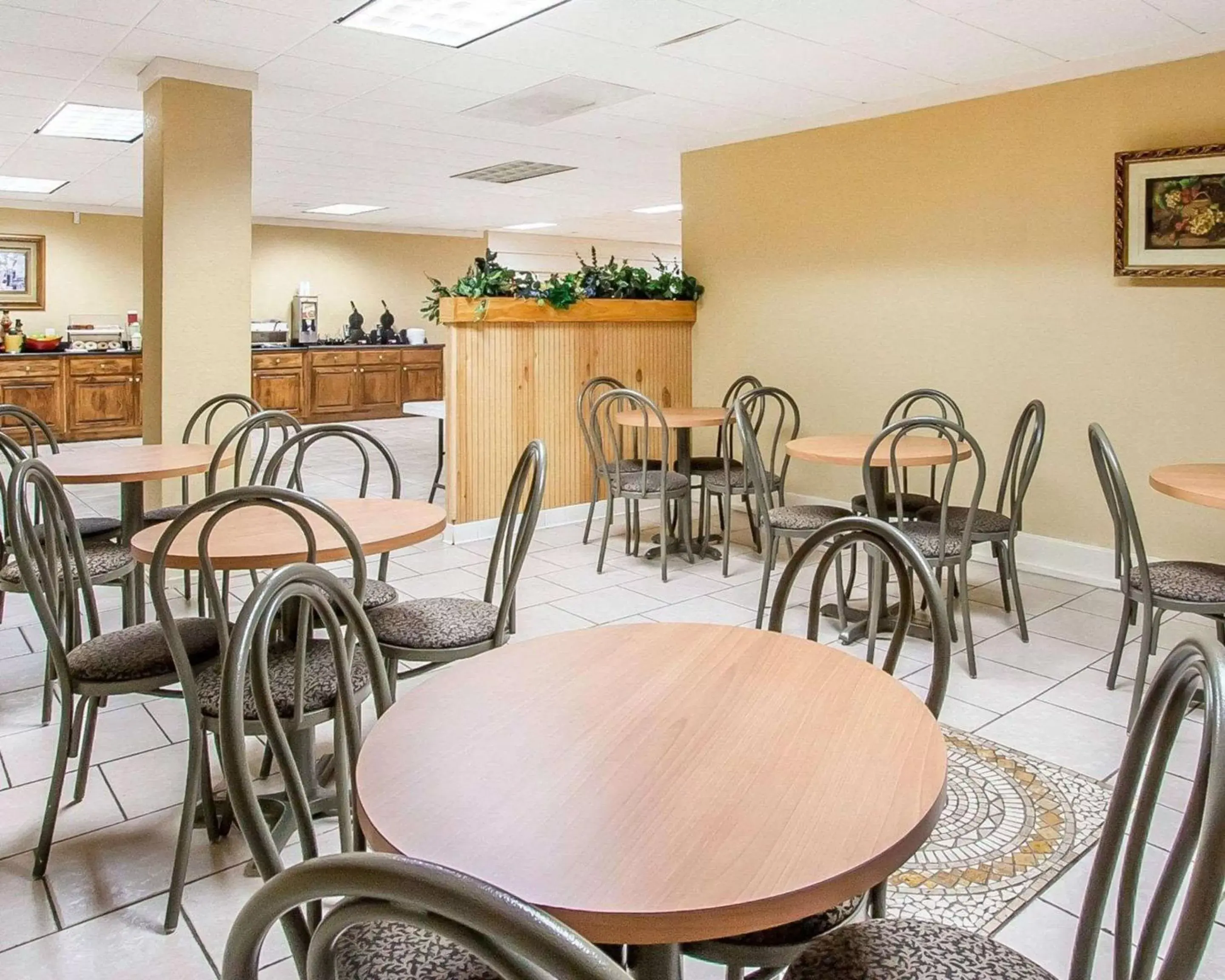 Restaurant/Places to Eat in Clarion Inn & Suites University Center