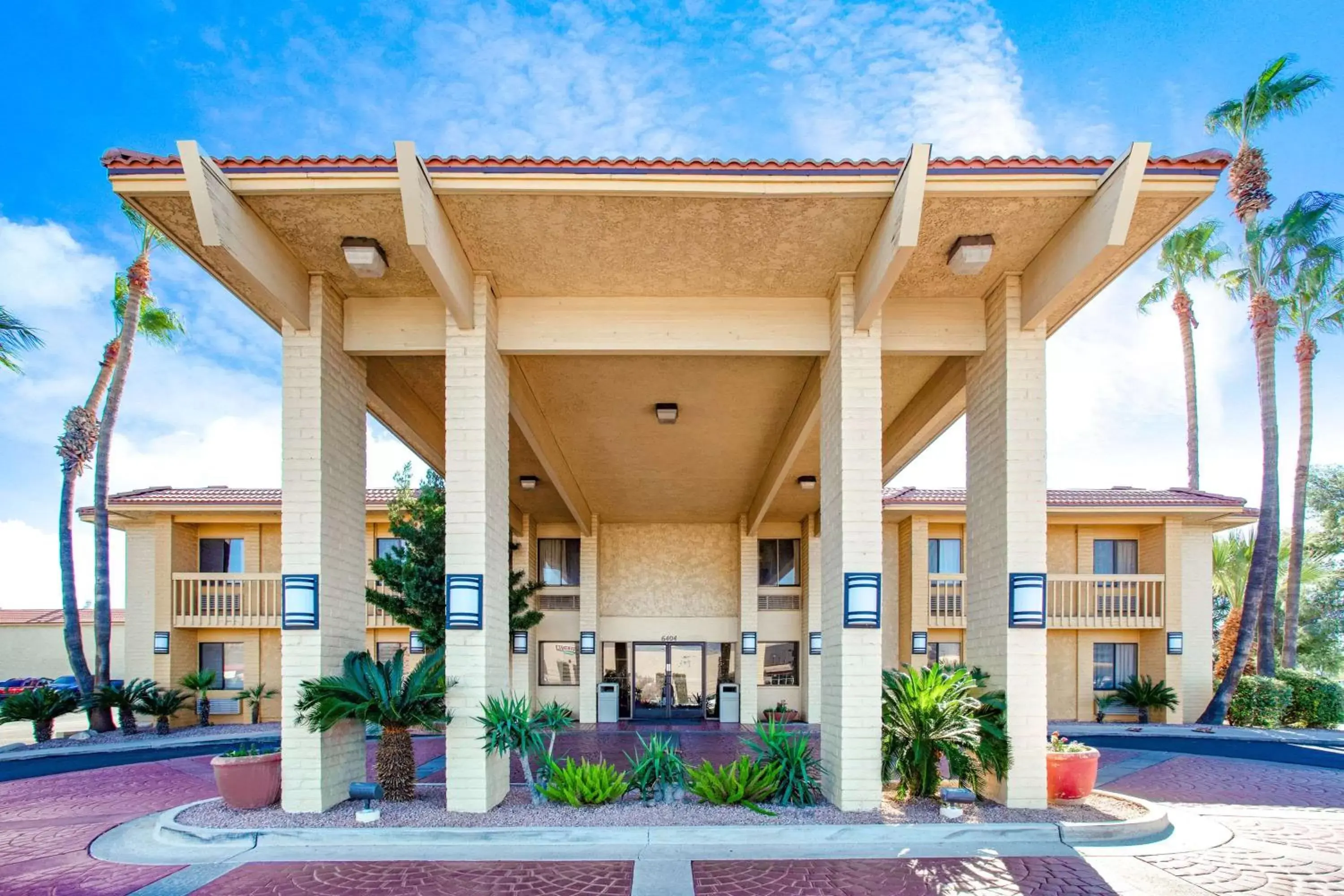 Property building, Swimming Pool in La Quinta Inn by Wyndham Tucson East