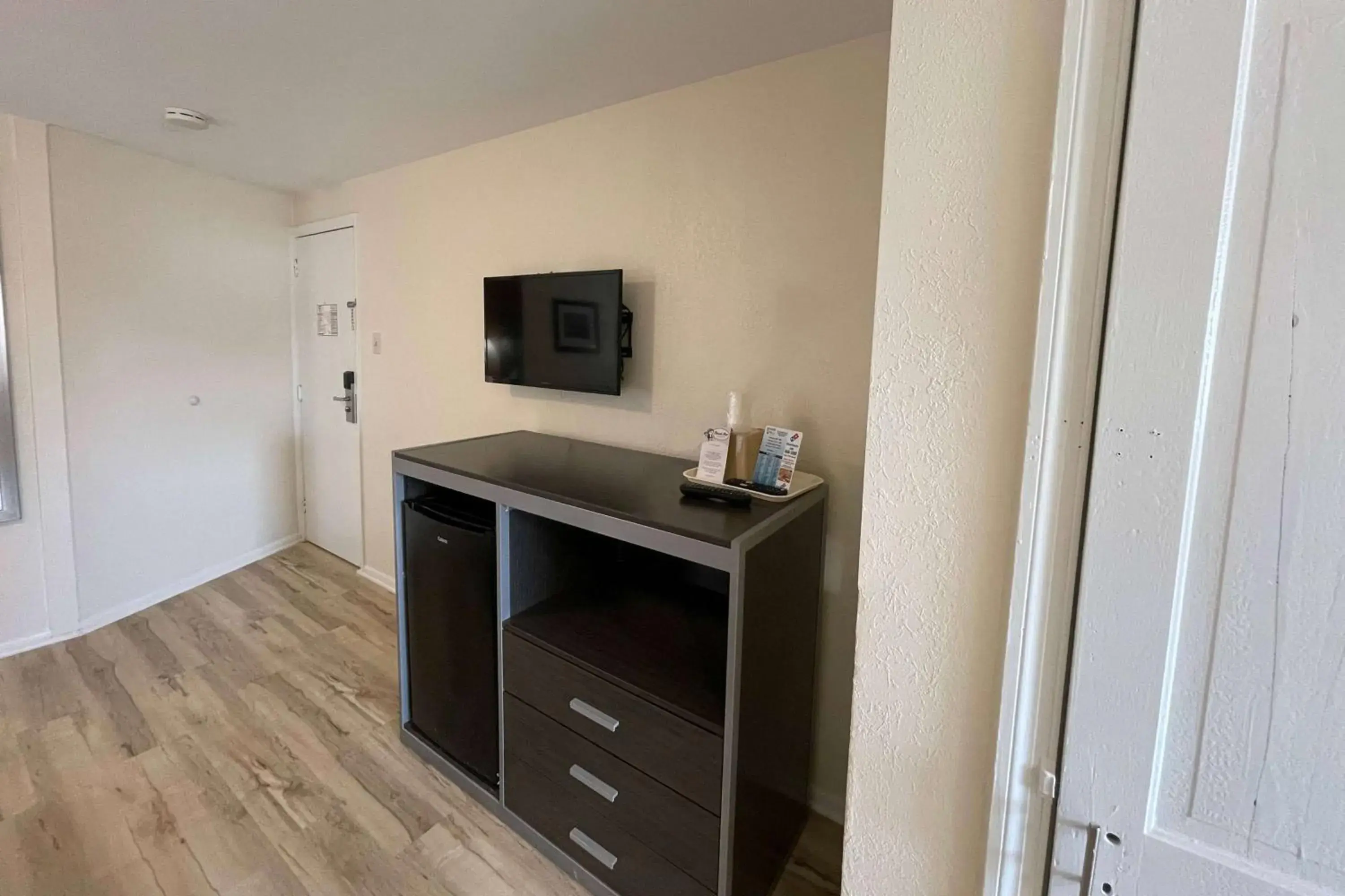 Photo of the whole room, TV/Entertainment Center in Wildwood Inn, a Travelodge by Wyndham