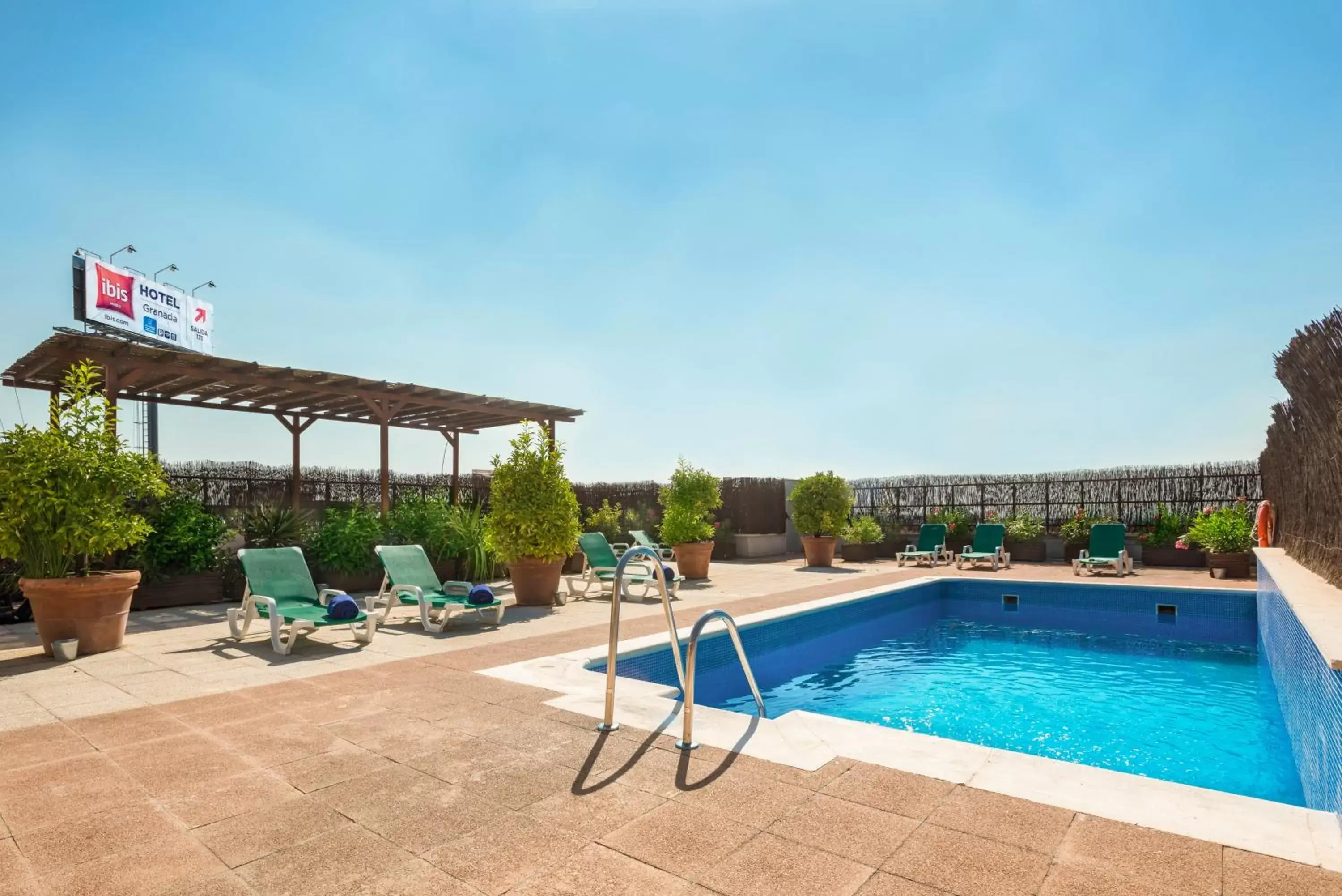 Area and facilities, Swimming Pool in Ibis Granada