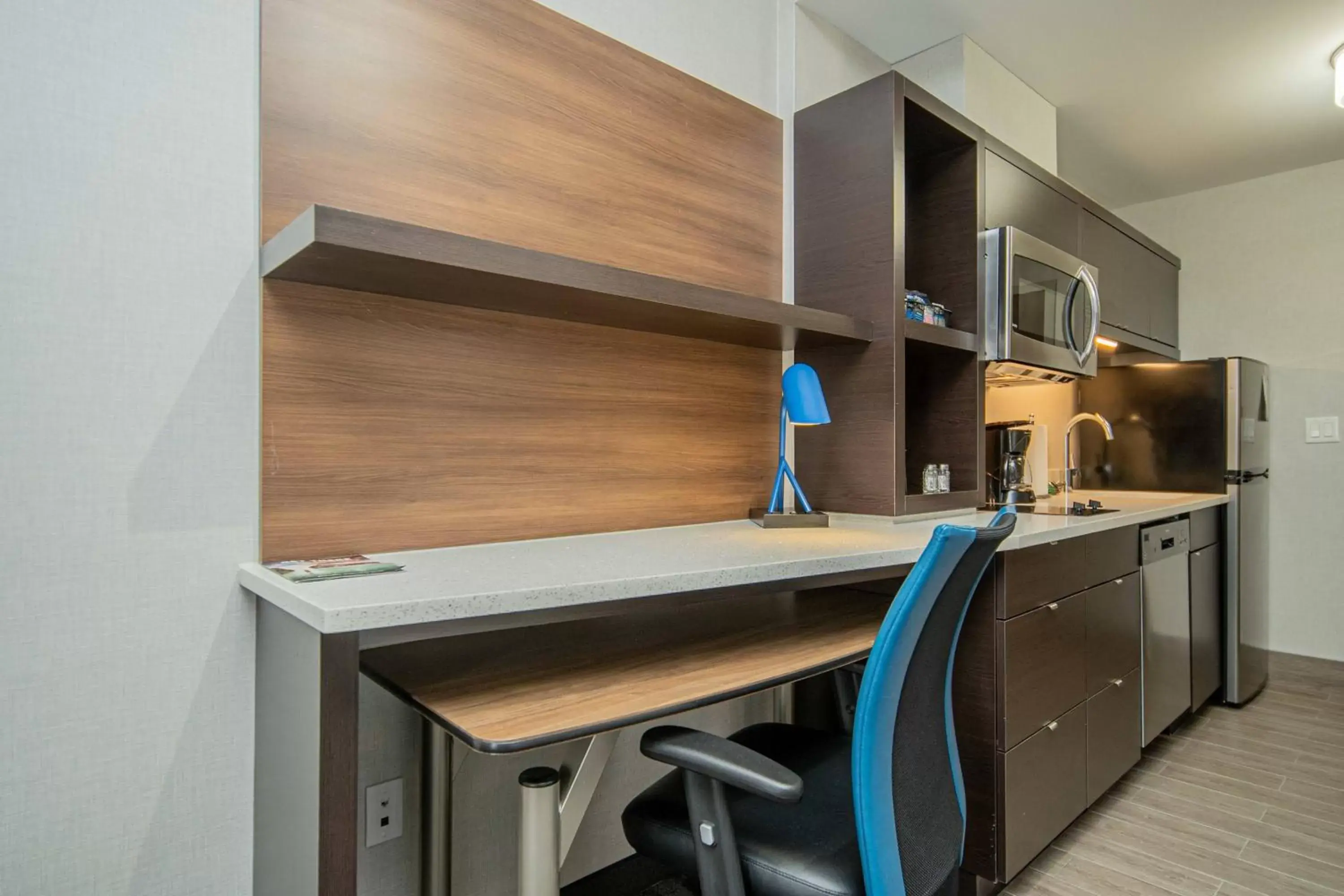 Bedroom, Kitchen/Kitchenette in TownePlace Suites by Marriott Brantford and Conference Centre