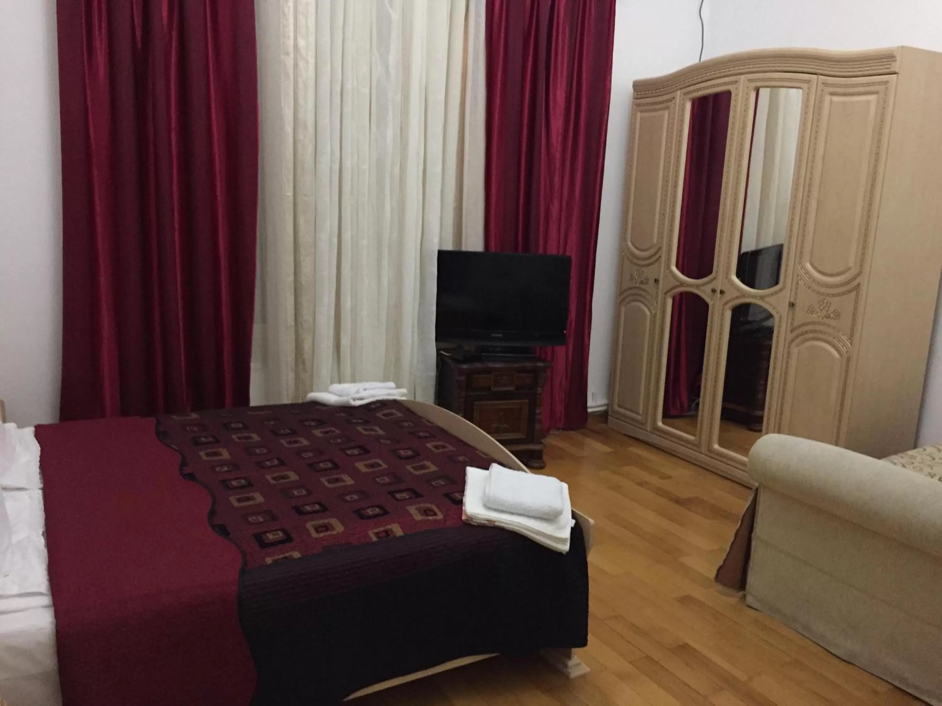 Photo of the whole room, Bed in House 1899