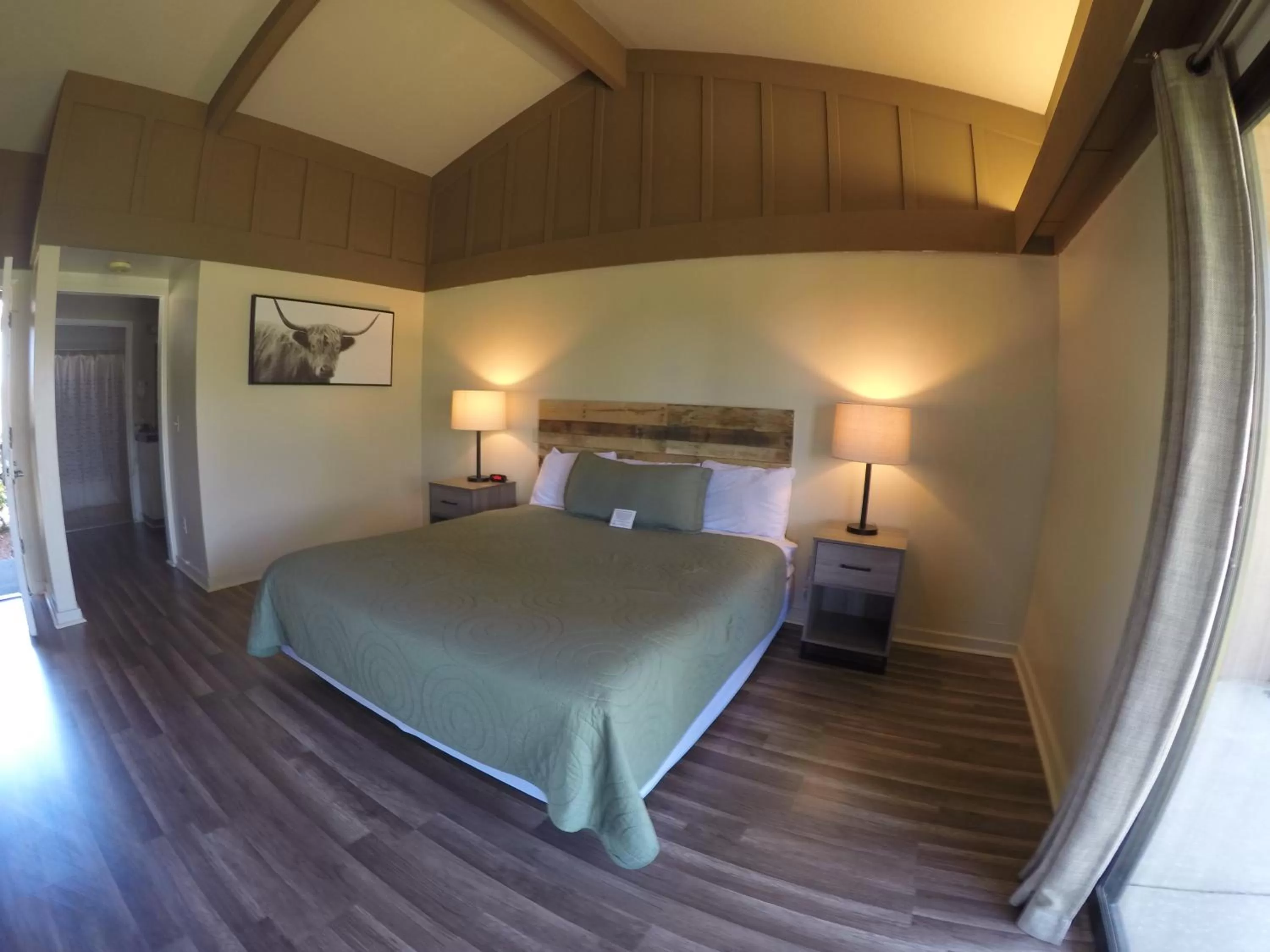 Photo of the whole room, Bed in Ridgemark Golf Club and Resort