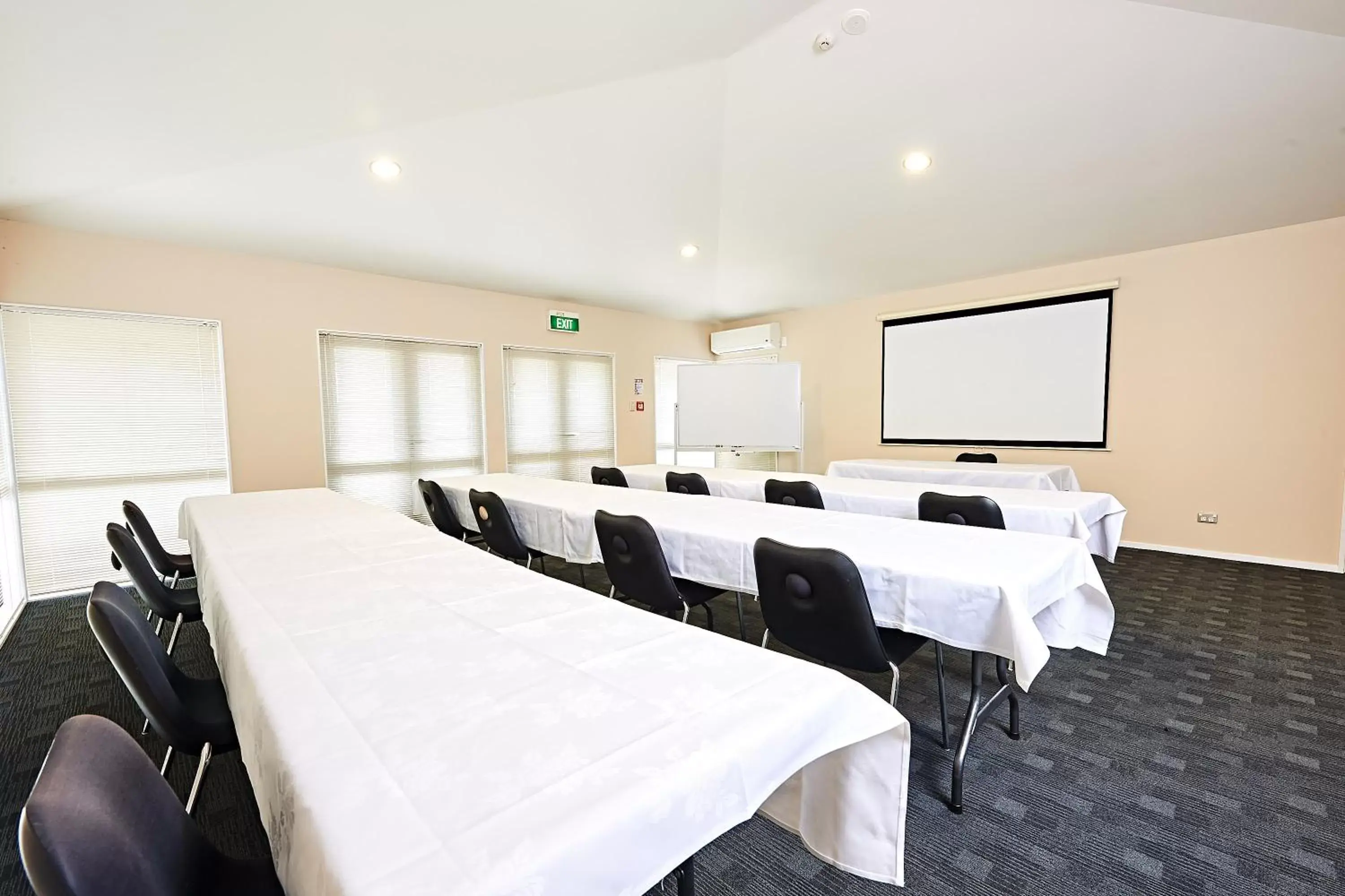 Meeting/conference room in Auckland Airport Lodge