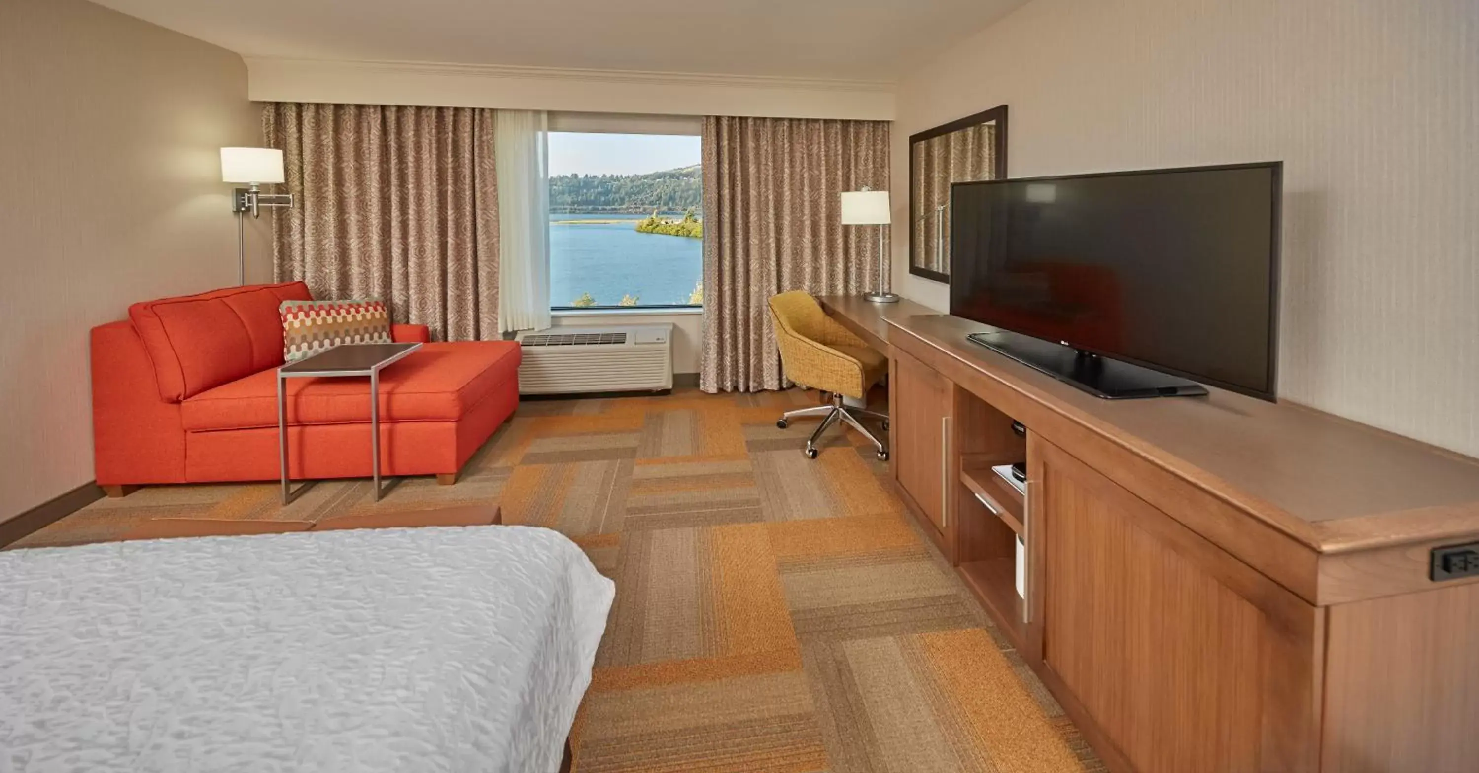 Bed, TV/Entertainment Center in Hampton Inn & Suites Hood River