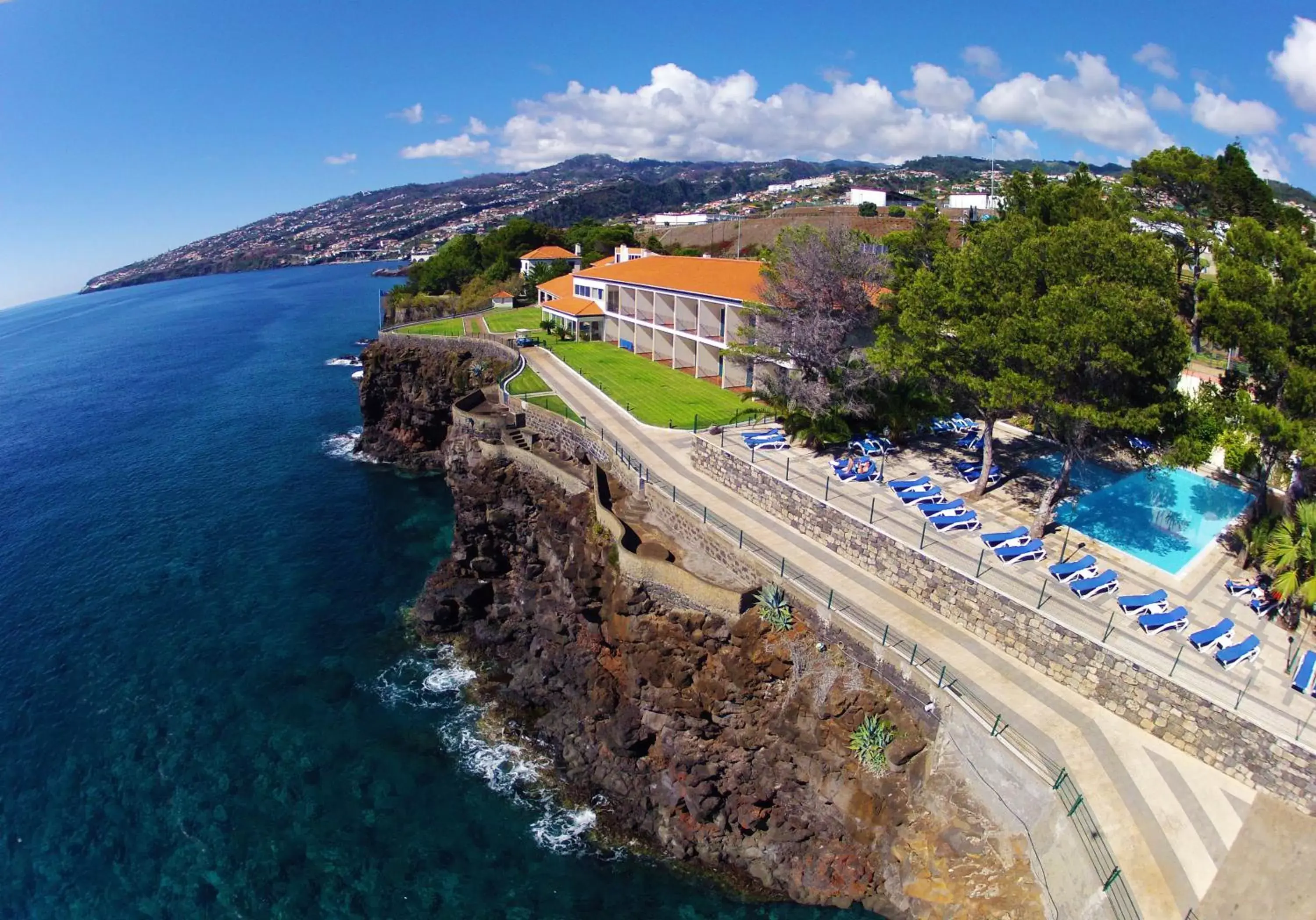 Facade/entrance, Bird's-eye View in Albatroz Beach & Yacht Club