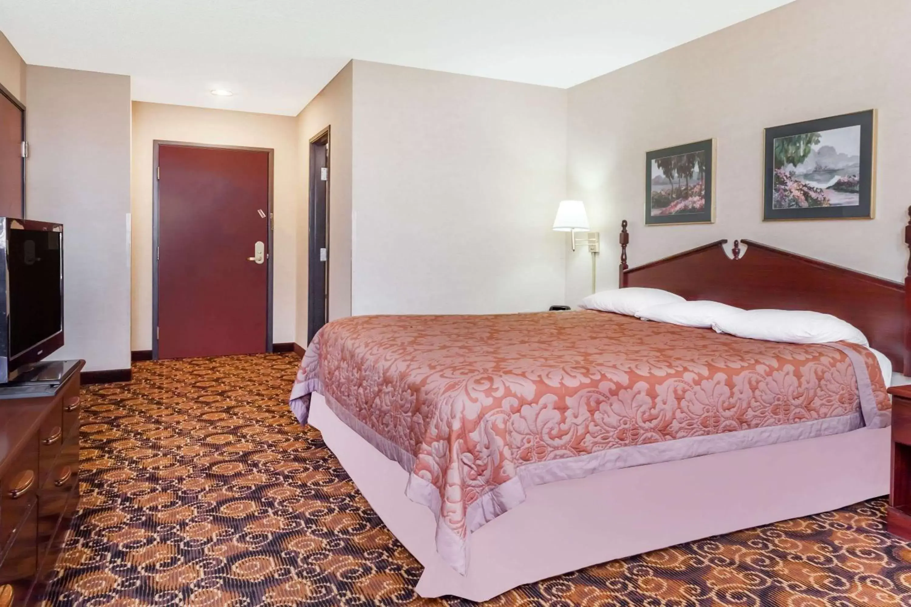 Photo of the whole room, Bed in Super 8 by Wyndham Evansville North