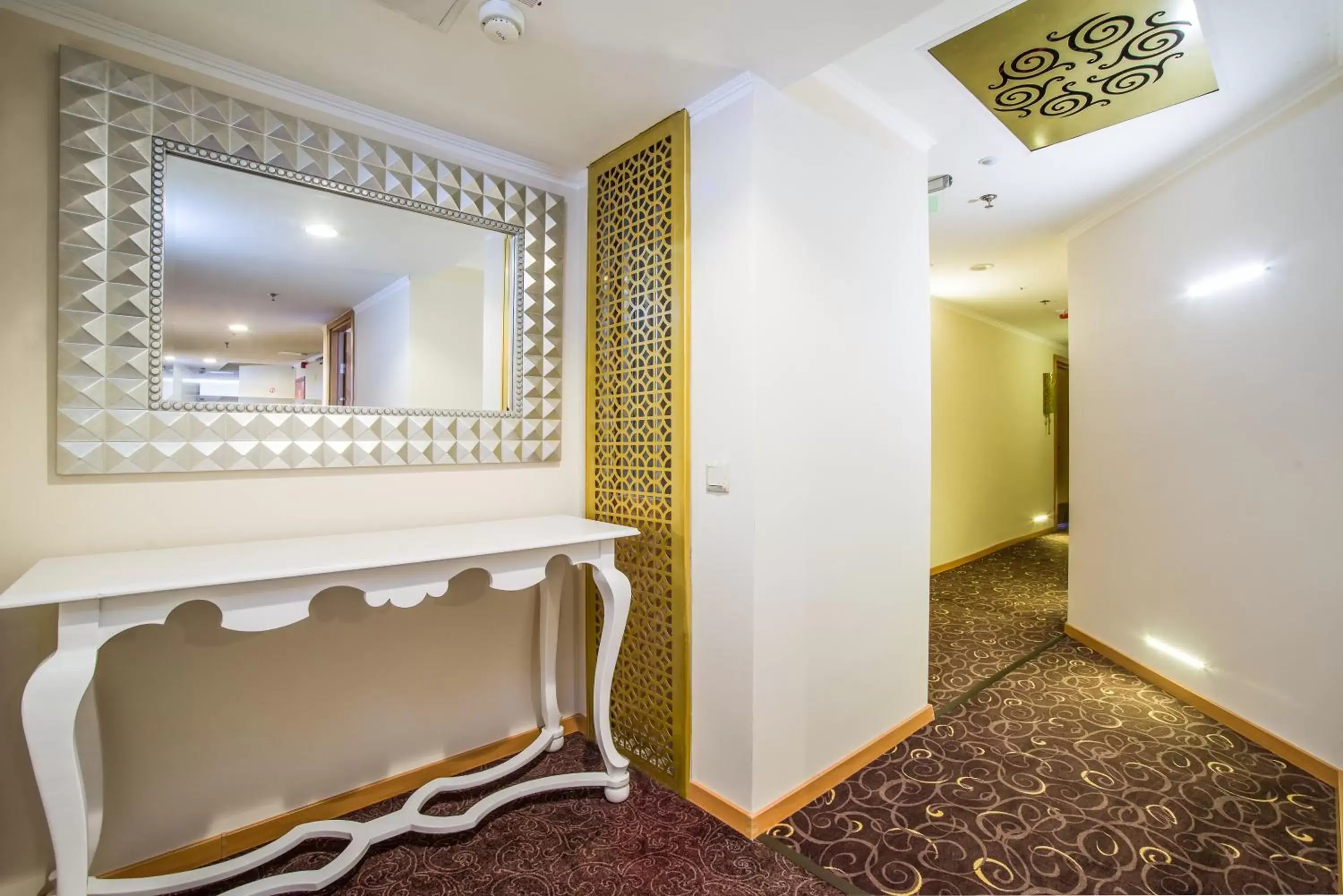 Property building, Bathroom in Marmara Hotel Budapest