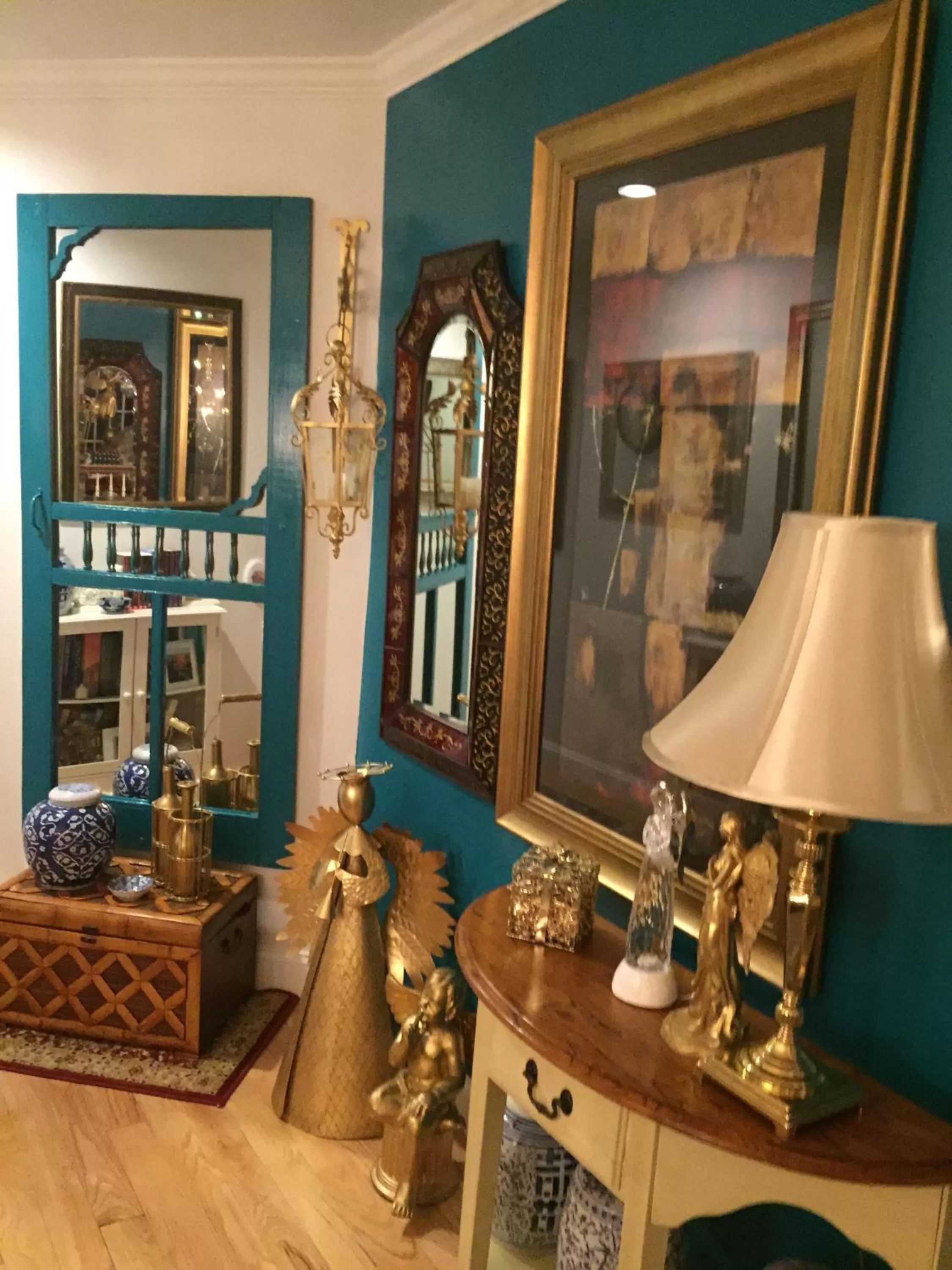 Decorative detail in Inn 38 Oak Bluff Circle