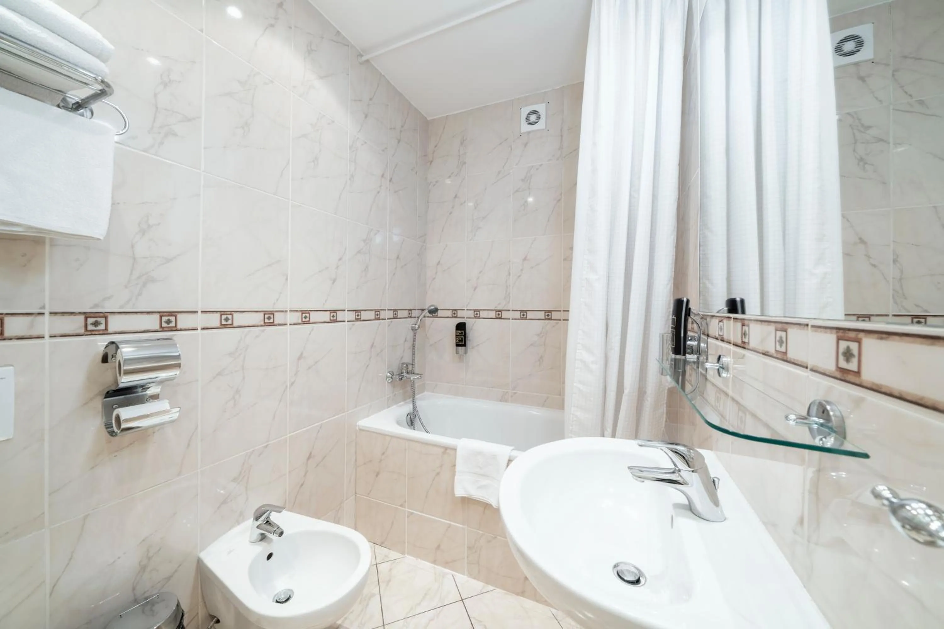 Bathroom in Hotel Raffaello Prague