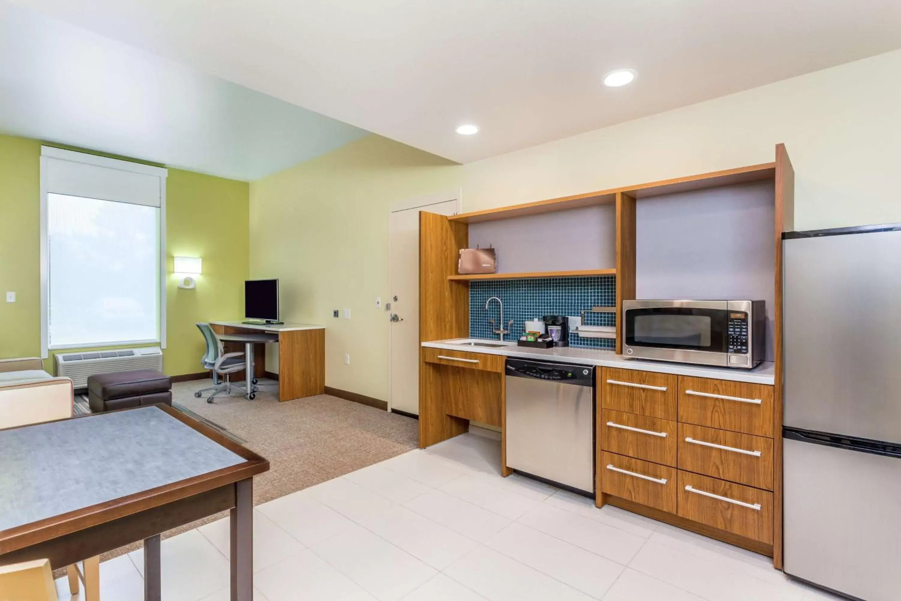 Kitchen or kitchenette, Kitchen/Kitchenette in Home2 Suites by Hilton Albany Airport/Wolf Rd