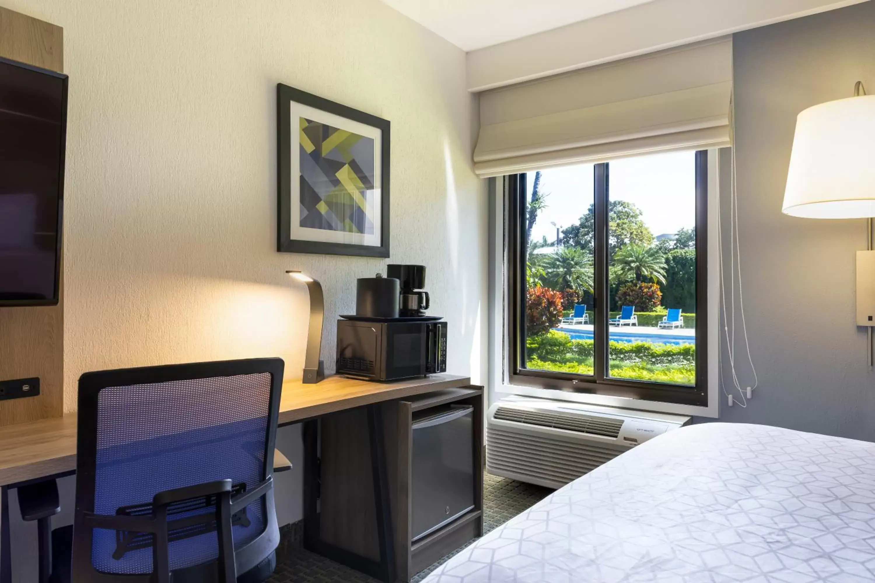 Photo of the whole room, TV/Entertainment Center in Holiday Inn Express San Jose Airport, an IHG Hotel