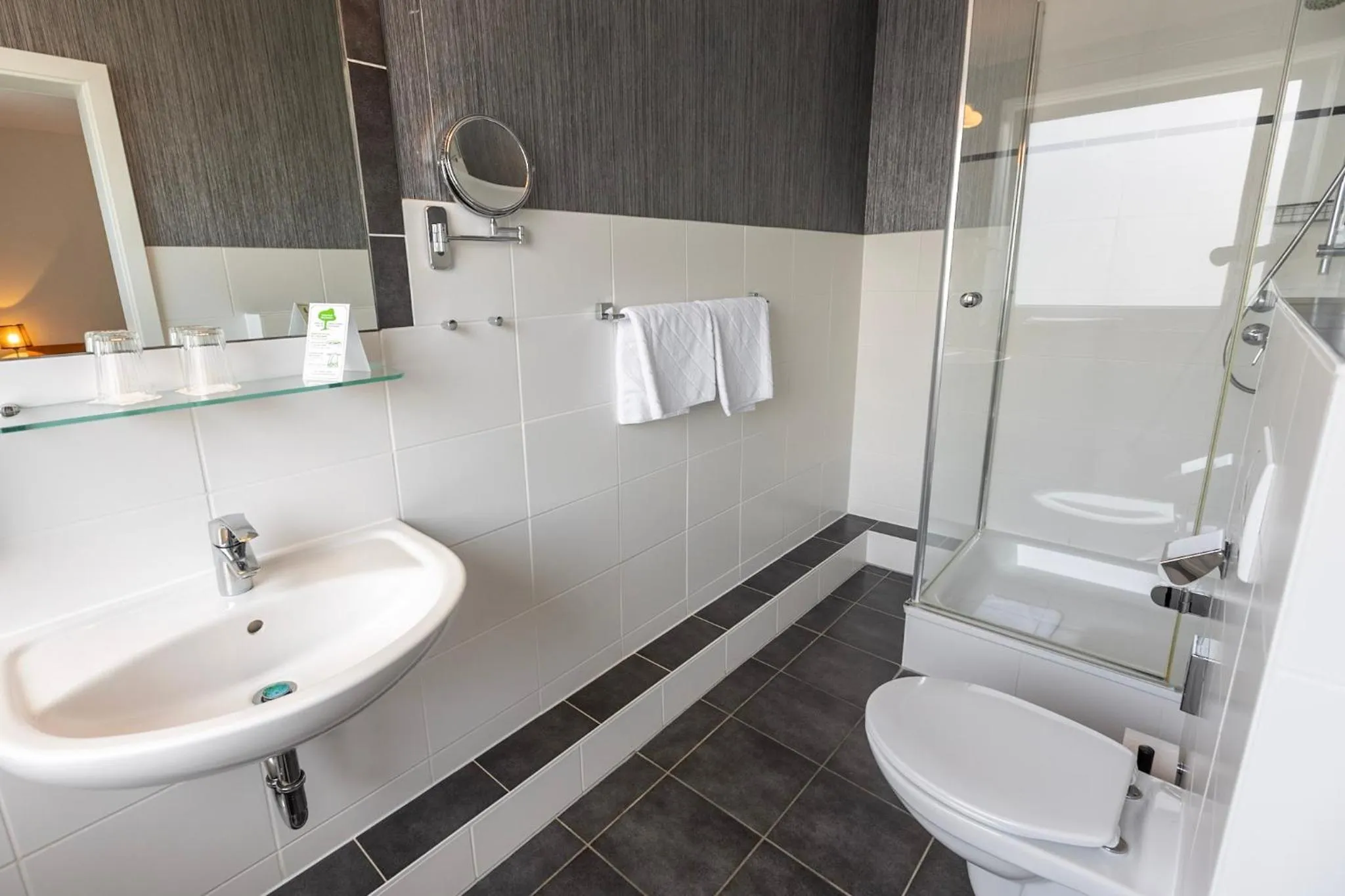 Bathroom in Comfort Hotel tom Kyle