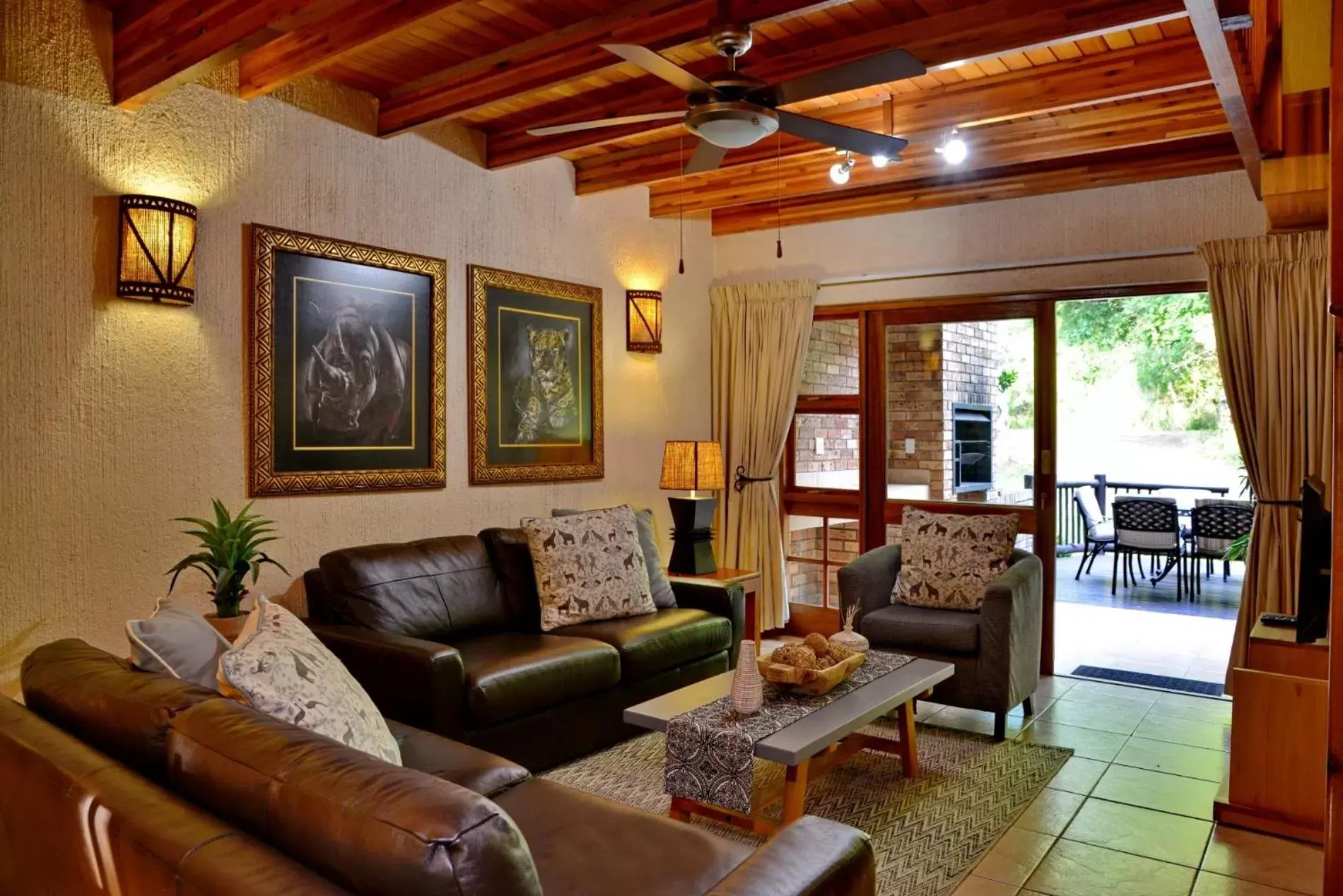 Living room, Seating Area in Cambalala - Luxury Units - in Kruger Park Lodge - Serviced Daily, Free Wi-Fi