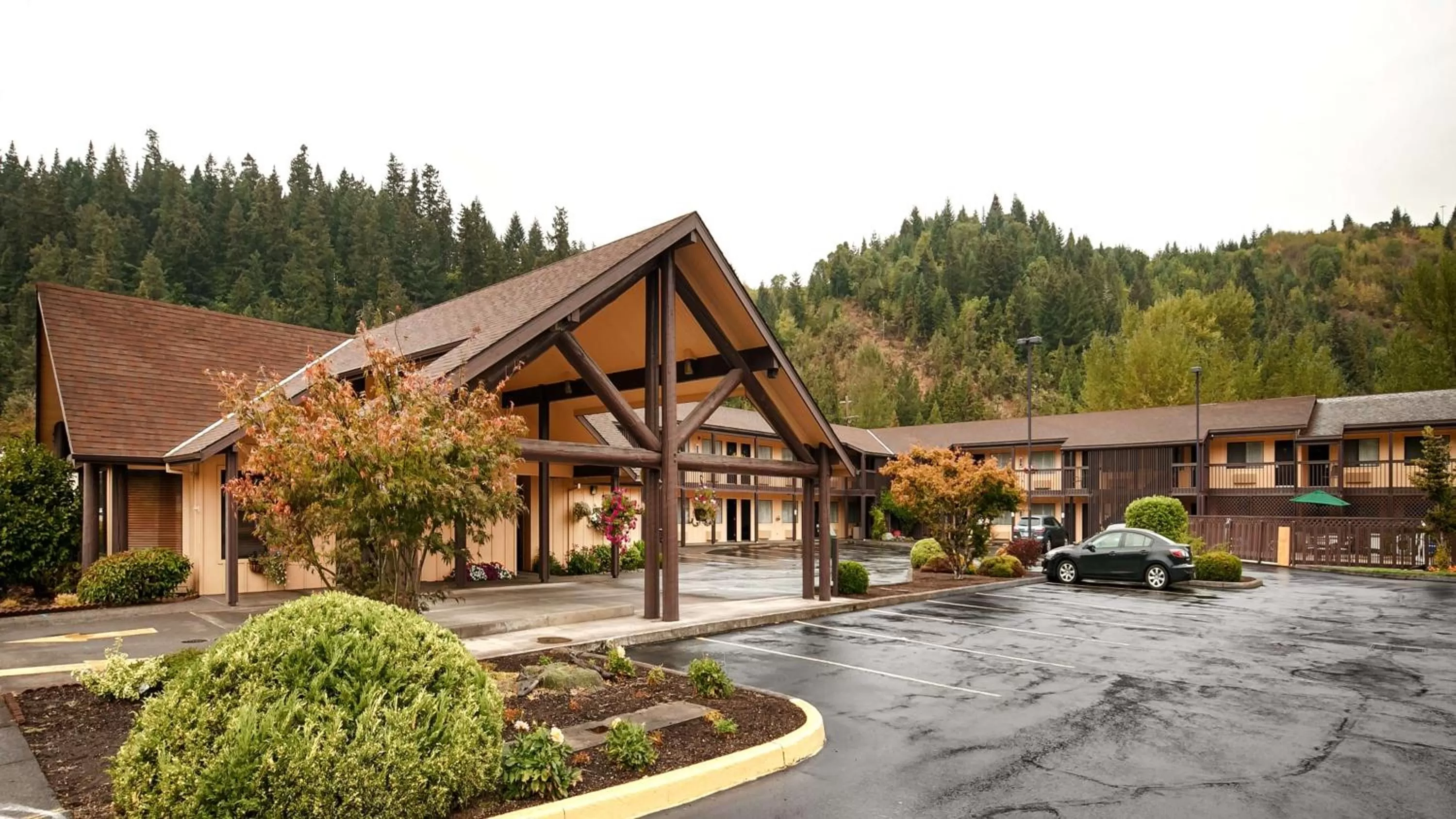 Property building in Oakridge Inn & Suites