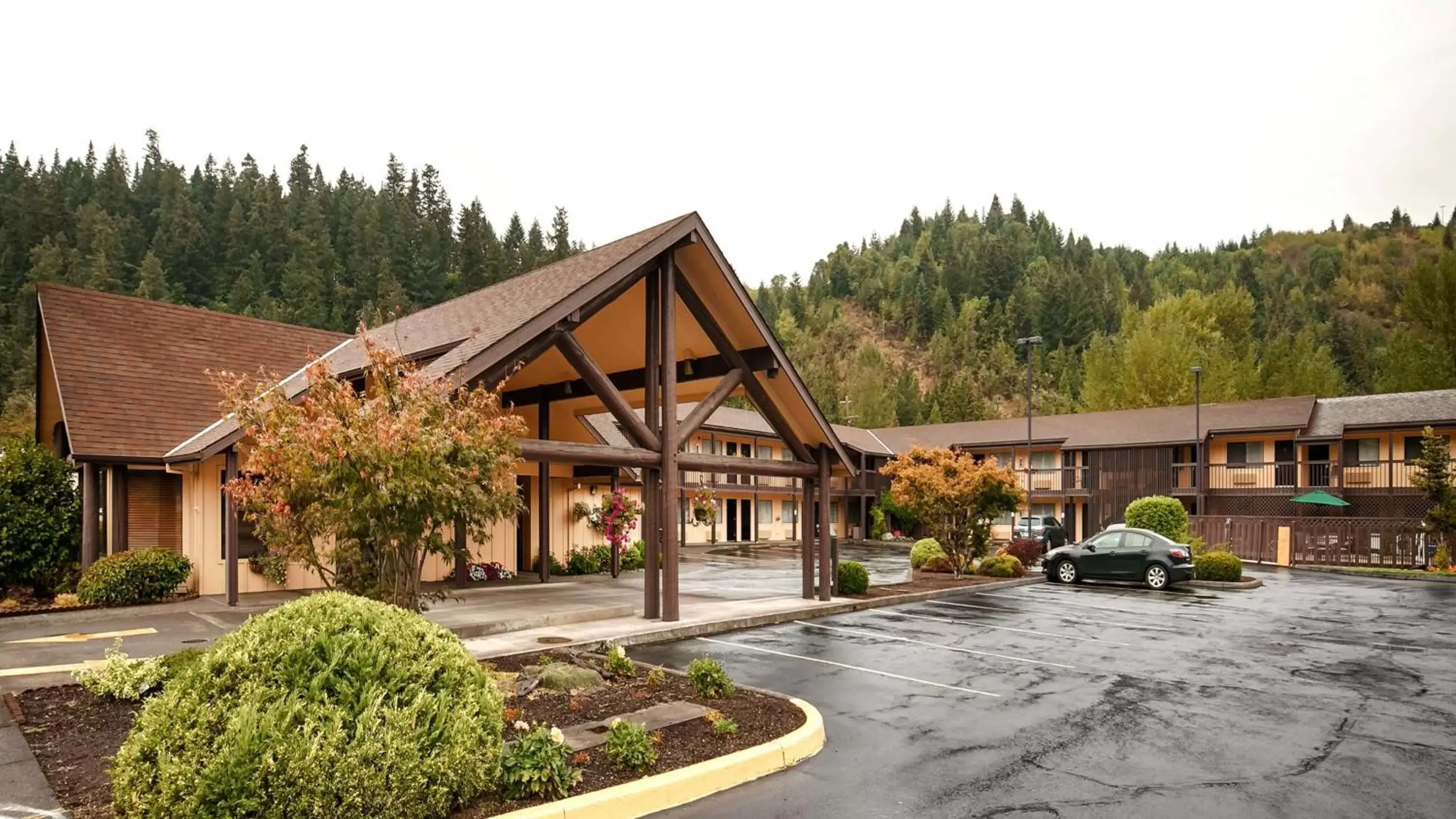 Property Building in Oakridge Inn & Suites