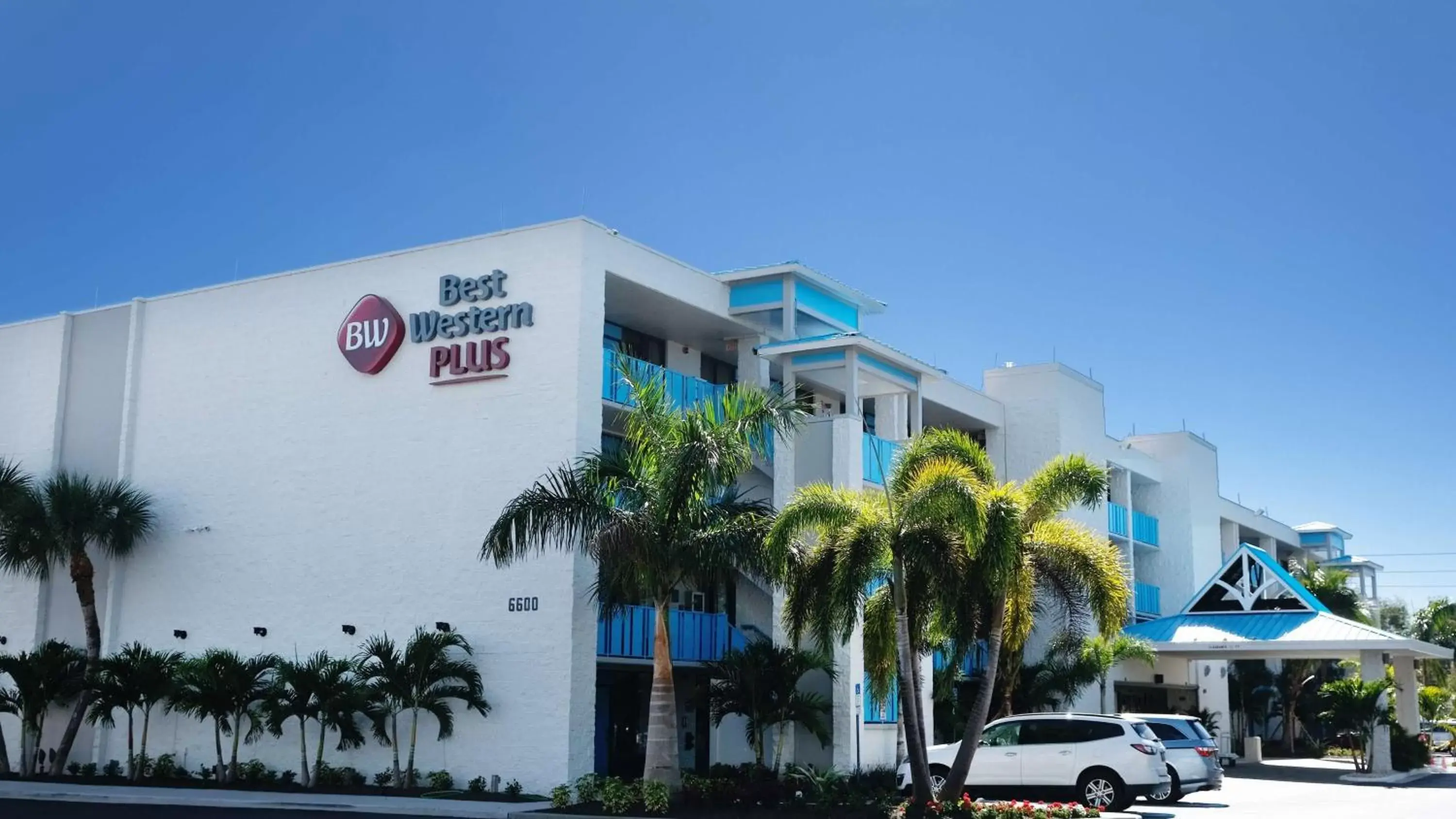 Property building in Best Western Plus Siesta Key Gateway