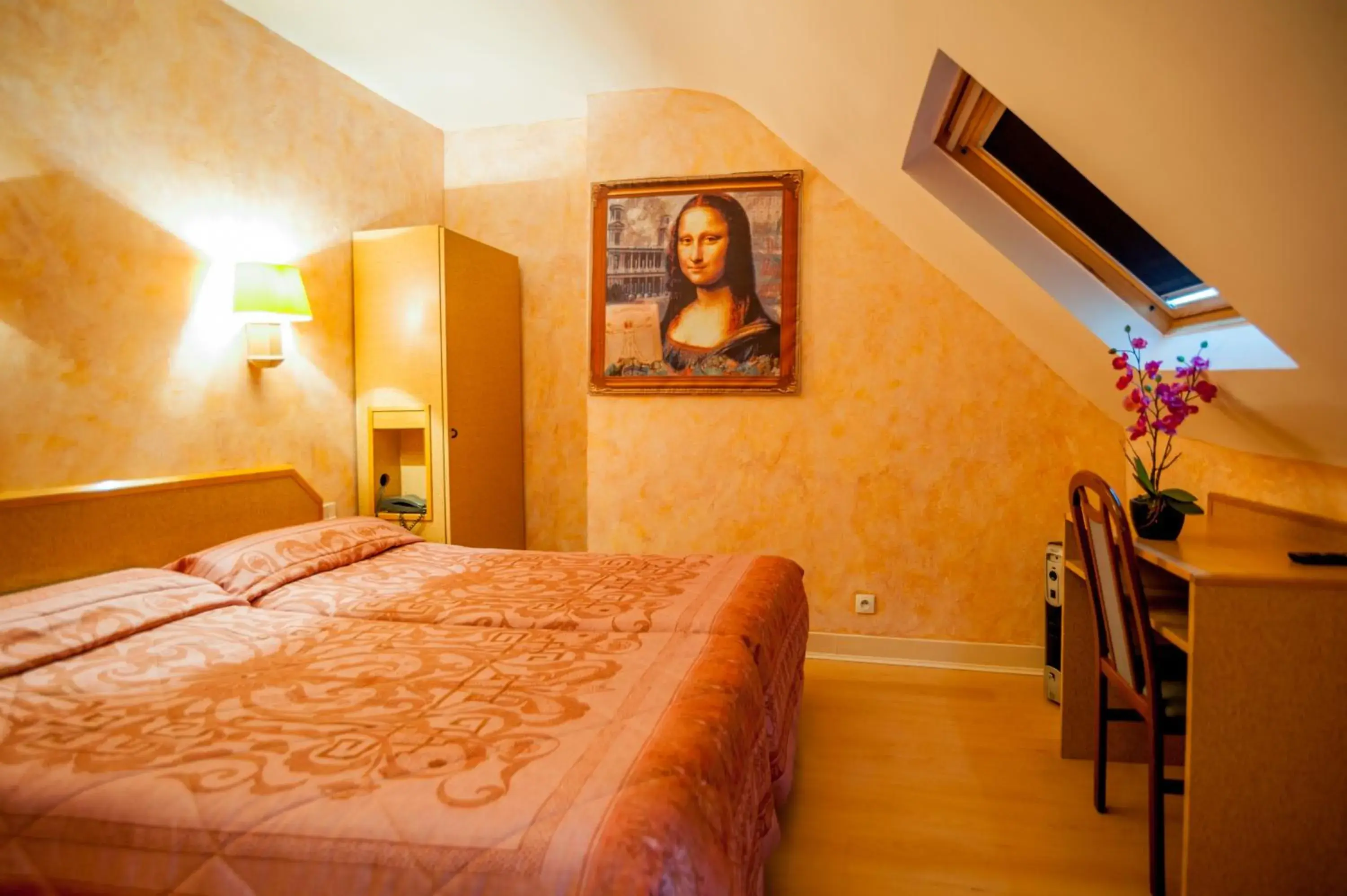 Photo of the whole room in Hotel Leonard De Vinci