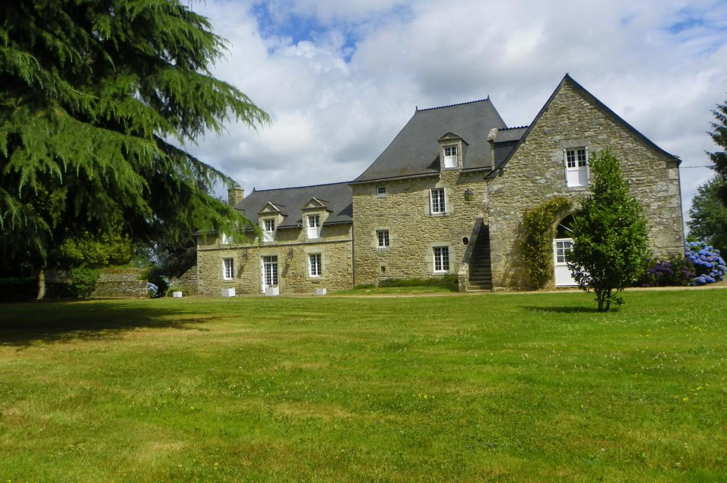 Property Building in Manoir de Saint-Fiacre