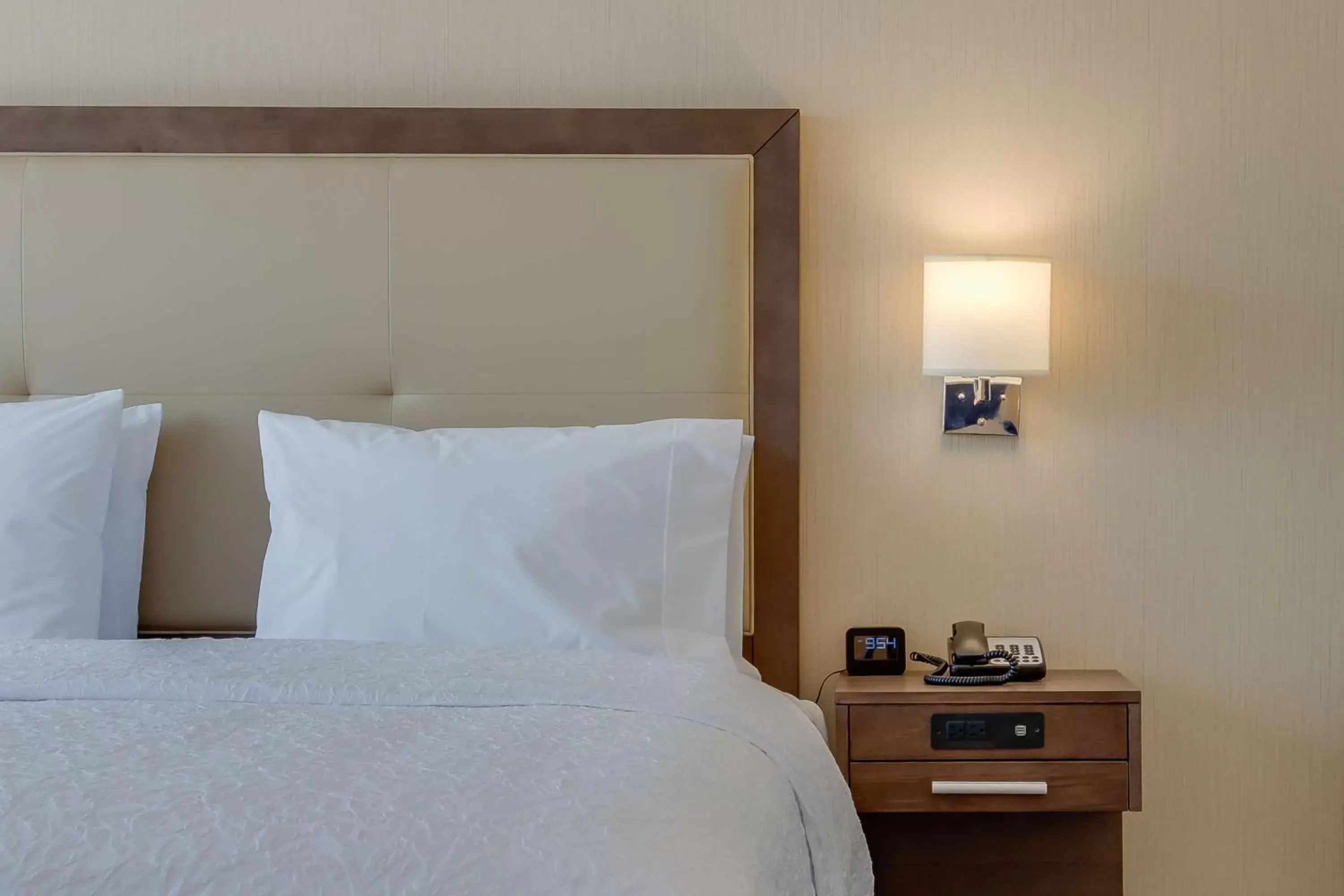 Bed in Hampton Inn & Suites Los Angeles - Glendale